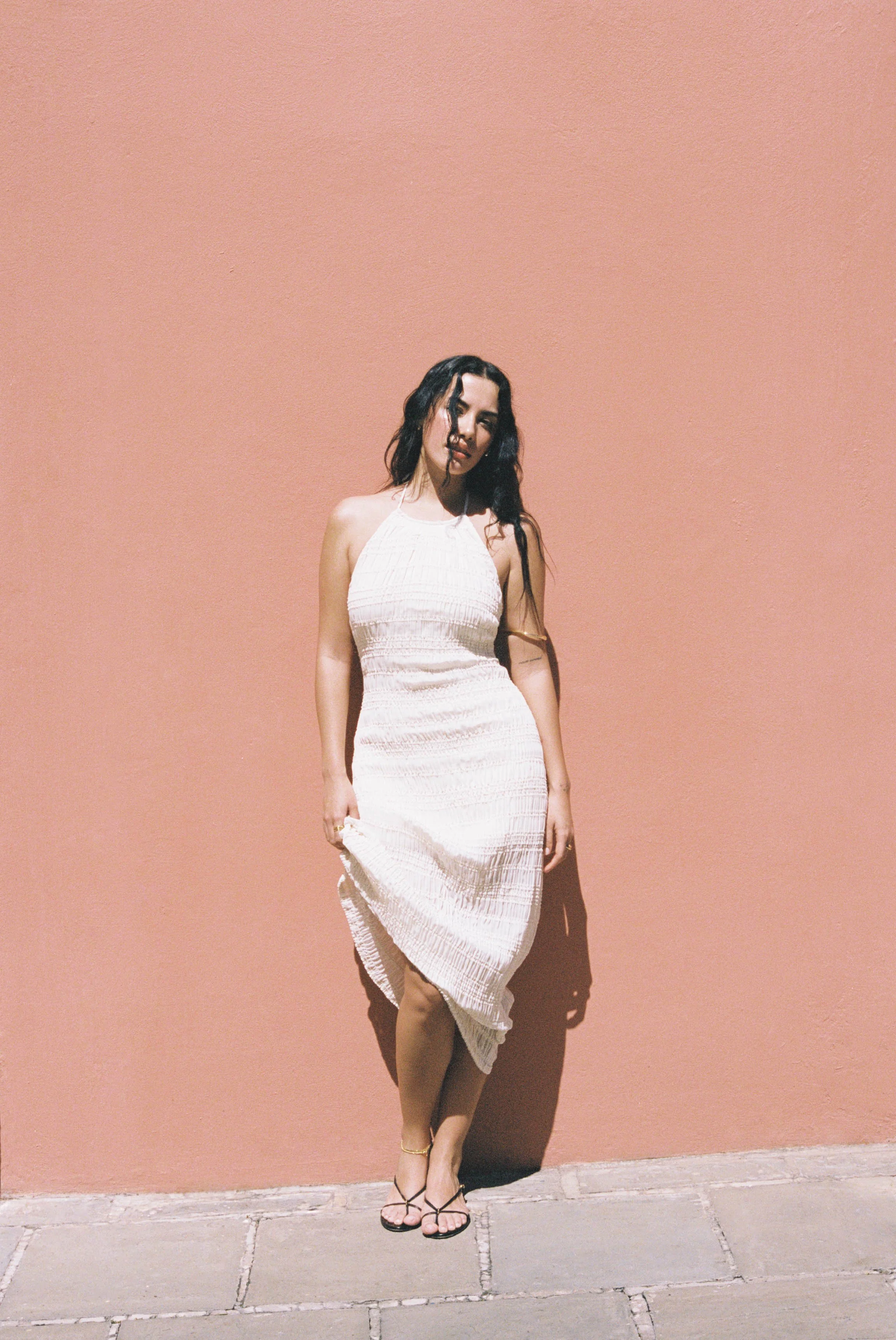ANF_SUMMER_1_2025_CAMPAIGN_OUT_AND_ABOUT_WOMENS_D2_LOOK3_FILM_1553.jpg