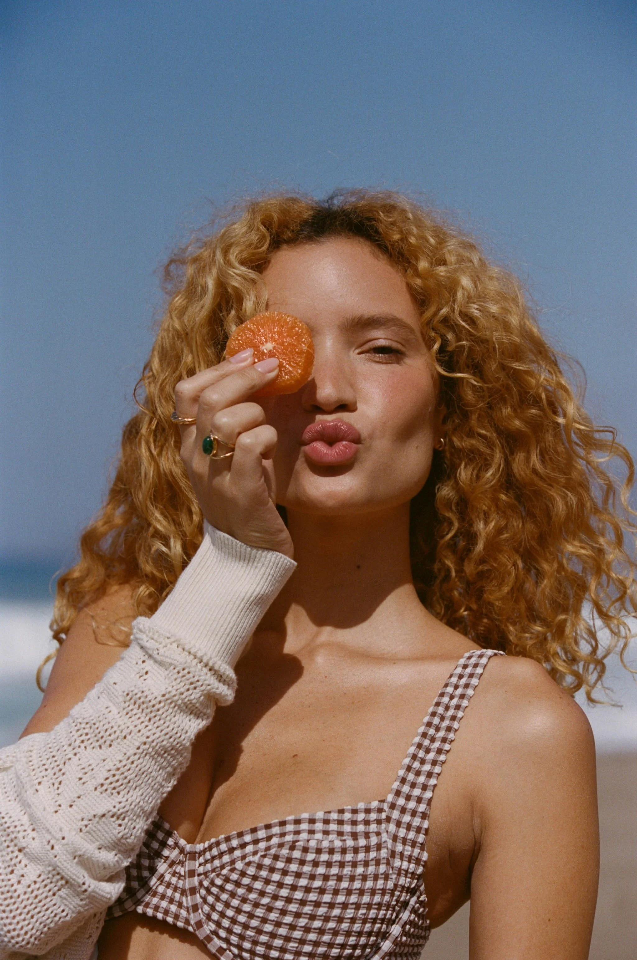 ANF_SUMMER_2_2025_CAMPAIGN_VACATION_SHOP_WOMENS_D2_LOOK6_FILM_62778-4-0032 (2).jpeg