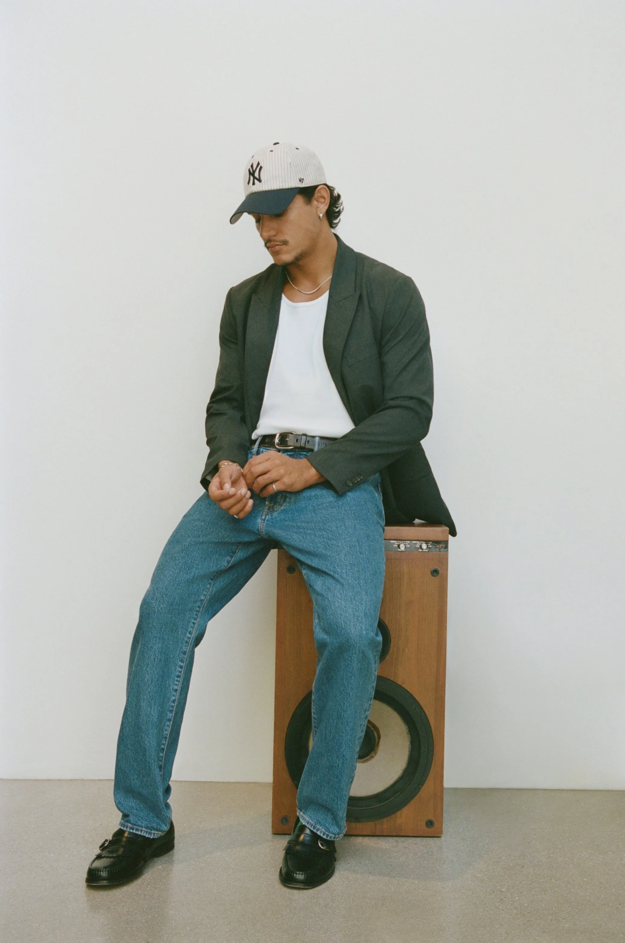 ANF_SPRING_1_2025_CAMPAIGN_DENIM_OUTFITTING_CAMPAIGN_MENS_D5_LOOK3_FILM_58011_23-0019_V2.jpg