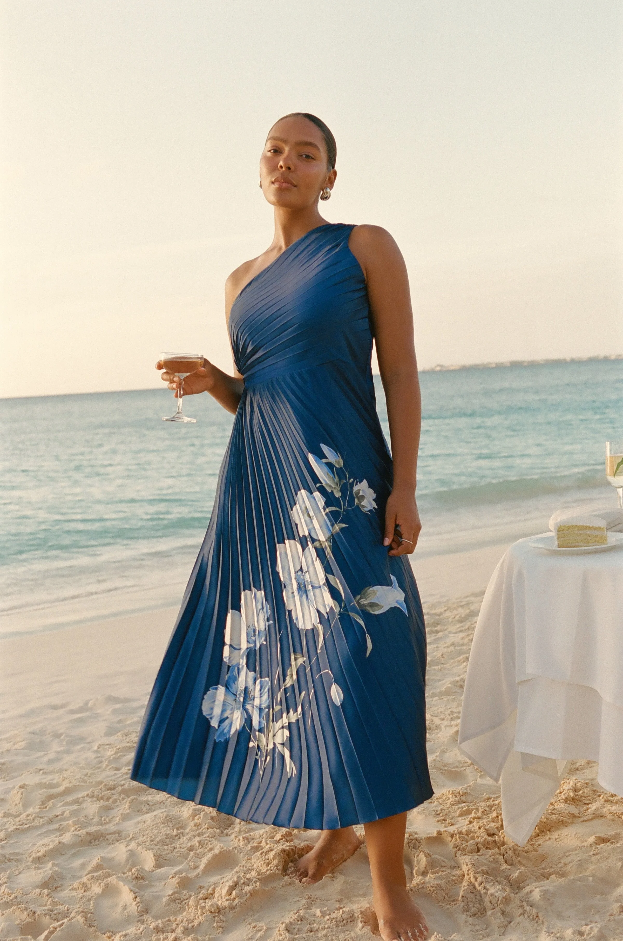 ANF_SUMMER_1_2024_CAMPAIGN_WEDDING_SHOP_WEDDING_GUEST_WOMENS_D2_LOOK1_FILM_000000300016.jpeg