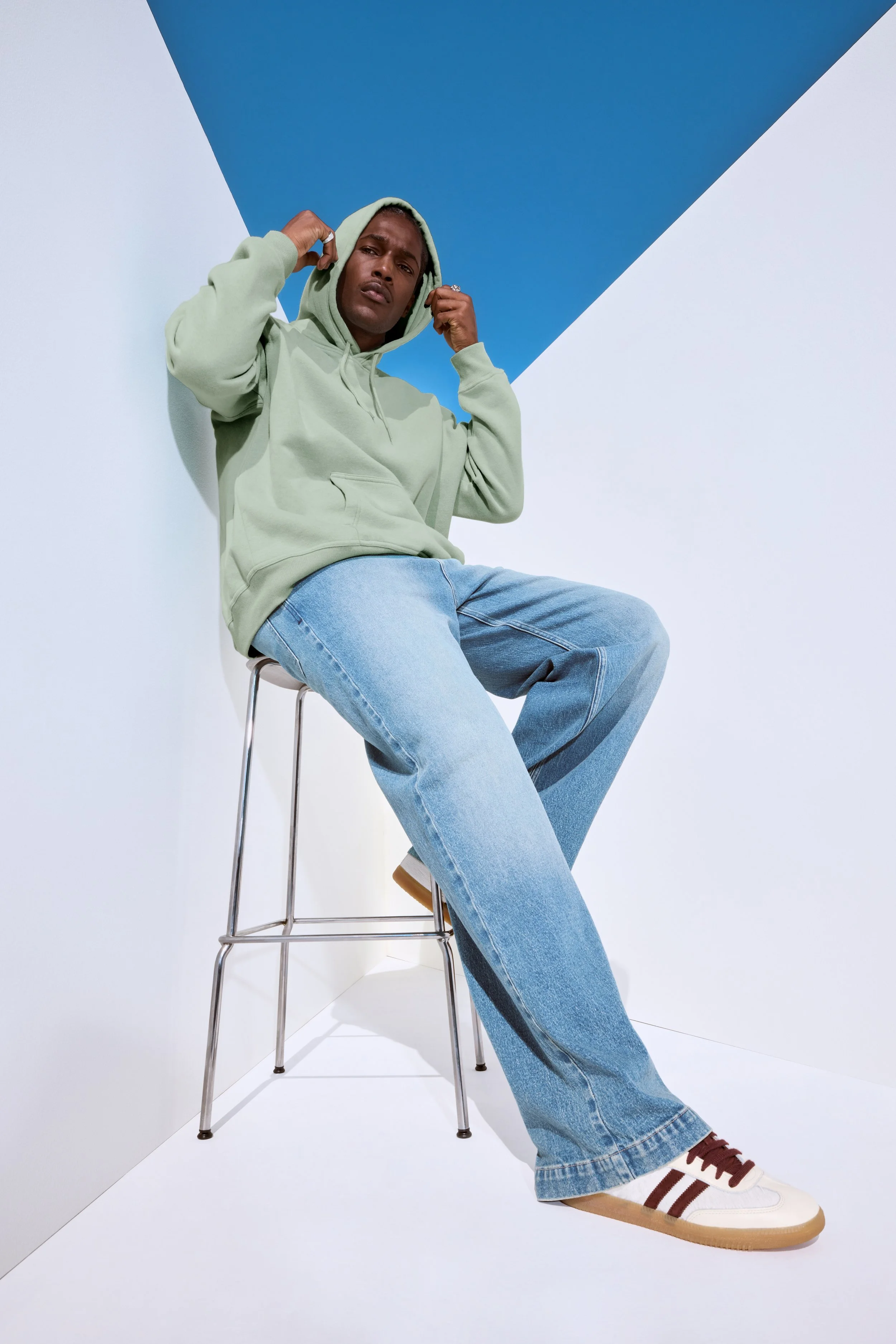HOLLISTER_2025_SPR1_EDITORIAL_JEANS_OUTFFITTING_BAGGY_MENS_D1_LOOK6_1251.jpeg