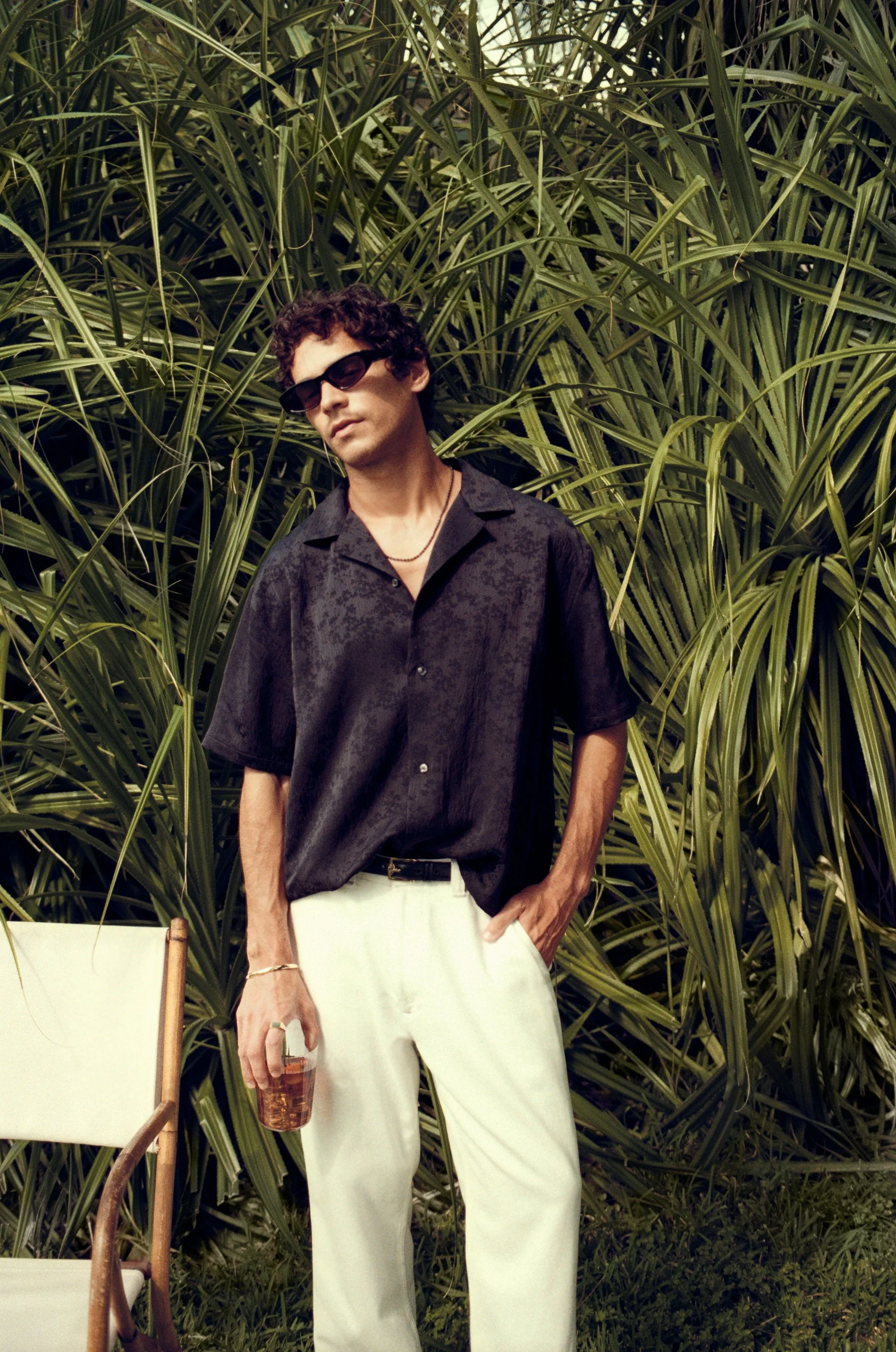 ANF_SUMMER_2_2024_CAMPAIGN_SUMMER_OUTFITTING_MENS_D2_LOOK1_240313000079520006.jpeg