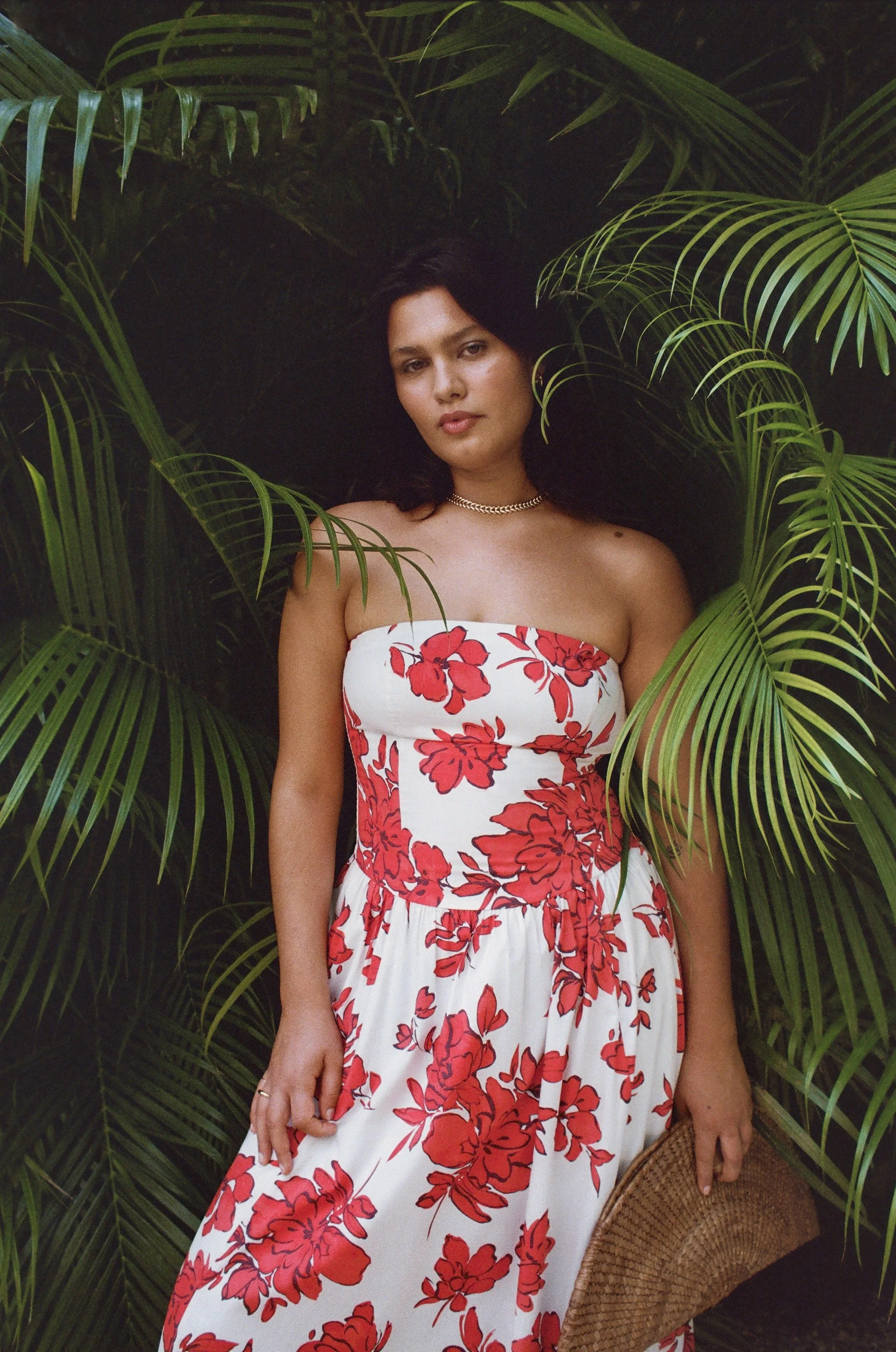 ANF_SUMMER_2_2024_CAMPAIGN_SUMMER_OUTFITTING_WOMENS_D2_LOOK1_20240313-240312000078570009.jpeg