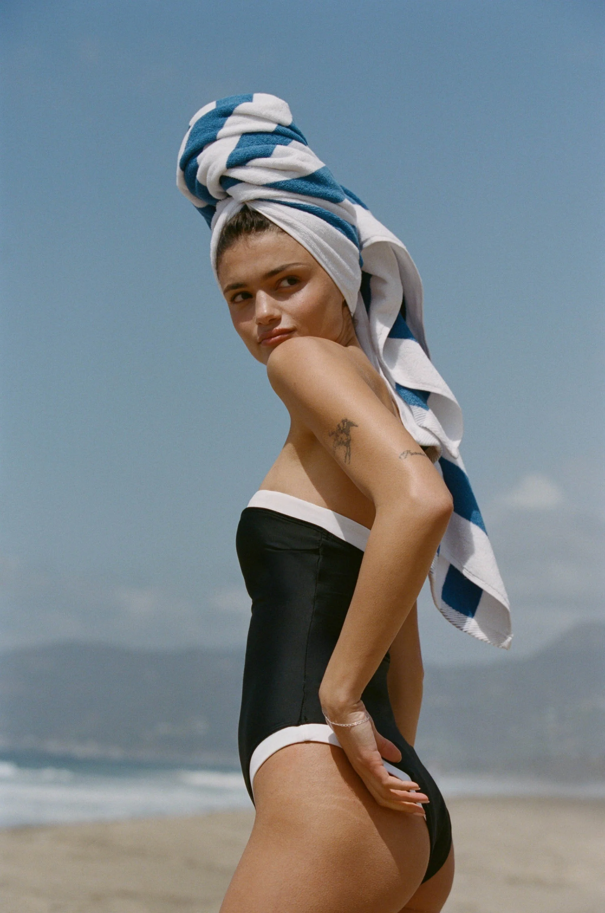 ANF_SUMMER_2_2025_CAMPAIGN_VACATION_SHOP_WOMENS_D2_LOOK9_FILM_62778-10-0031 (2).jpg