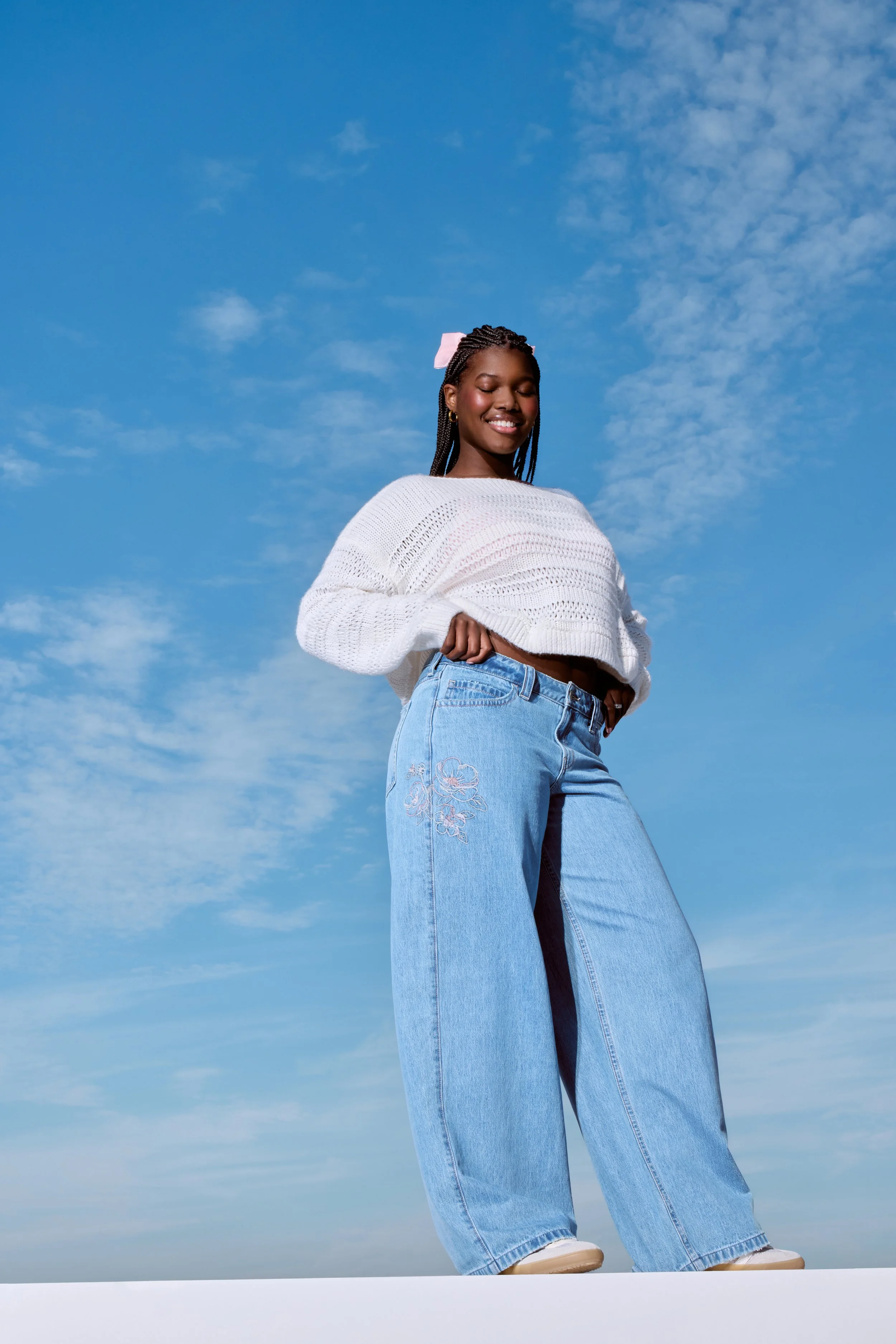HOLLISTER_2025_SPR1_EDITORIAL_JEANS_OUTFFITTING_BAGGY_WOMENS_D1_LOOK6_3668.jpeg