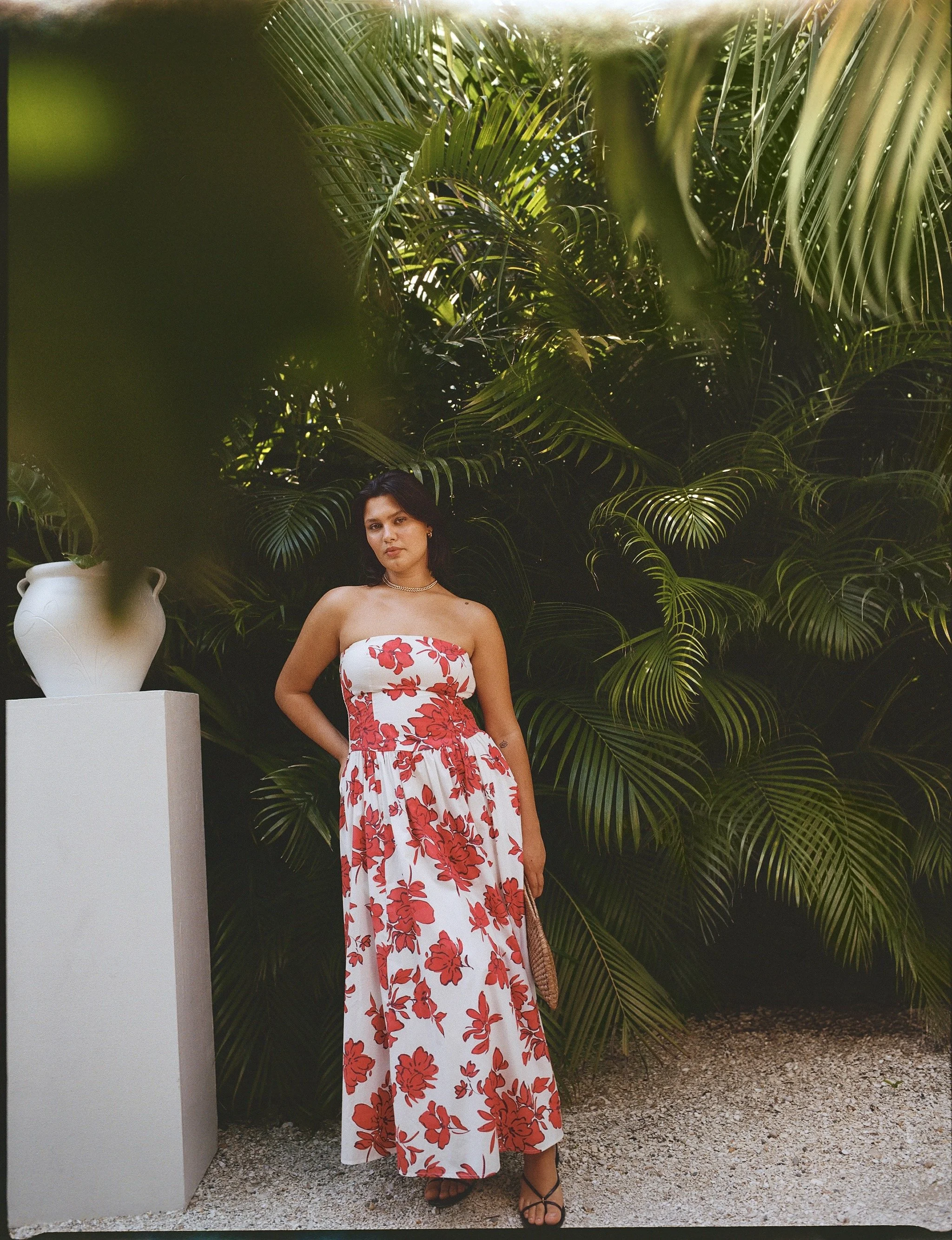 ANF_SUMMER_2_2024_CAMPAIGN_SUMMER_OUTFITTING_WOMENS_D2_LOOK1_20240313-240313000079010011.jpeg