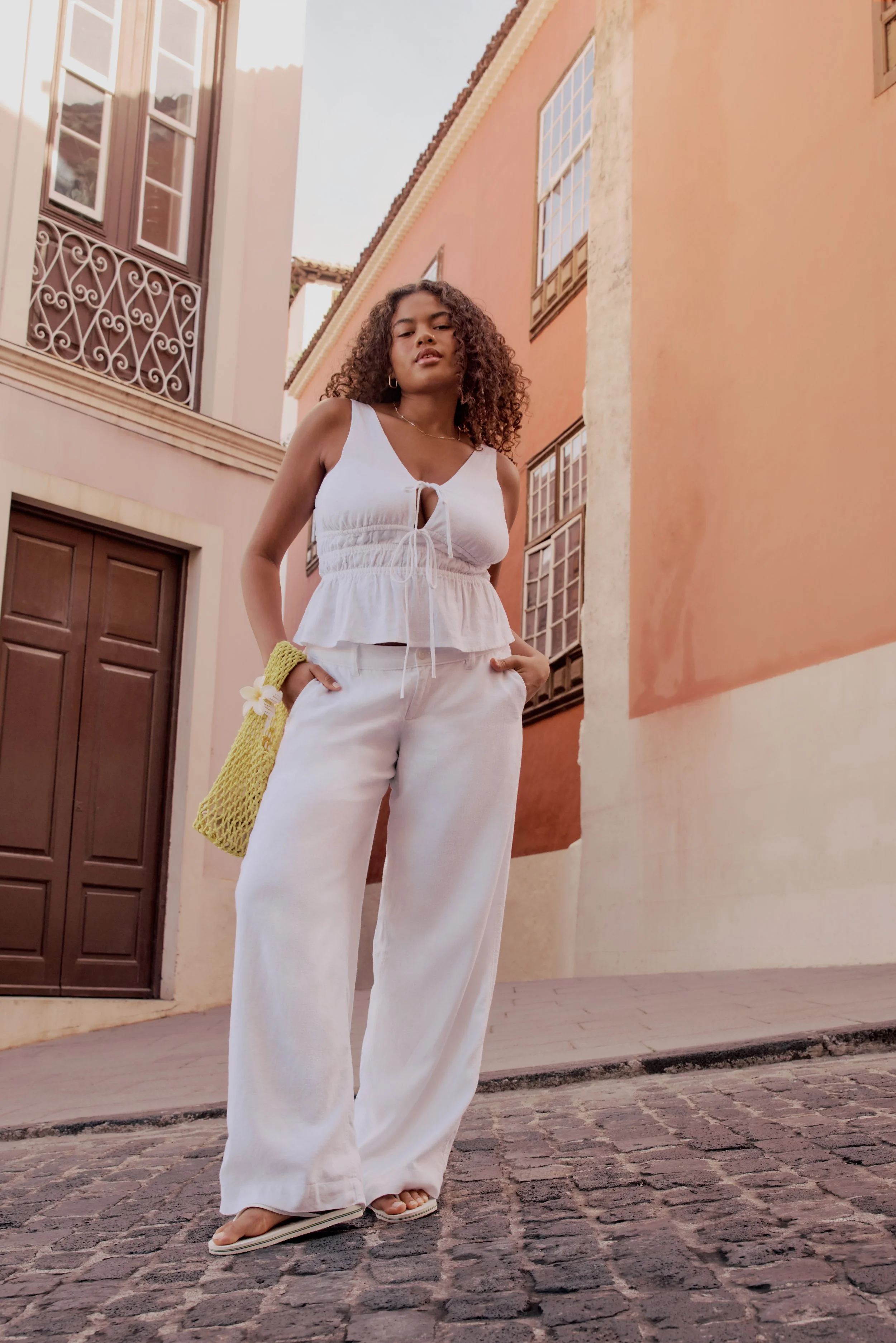 HOLLISTER_2025_SPR2_EDITORIAL_EMEA_SPRING_WISHLIST_WOMENS_D5_LOOK1_4484.jpeg