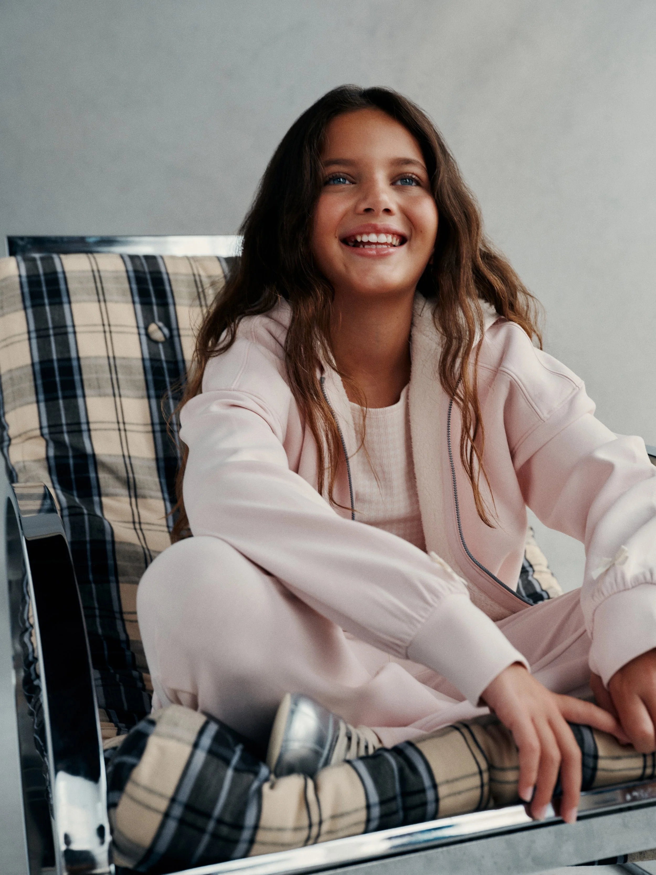 AFKIDS_HOL1_2025_G_CAMPAIGN_FLEECE_GIRLS_D1_LOOK2_00230-4096x4096.jpeg