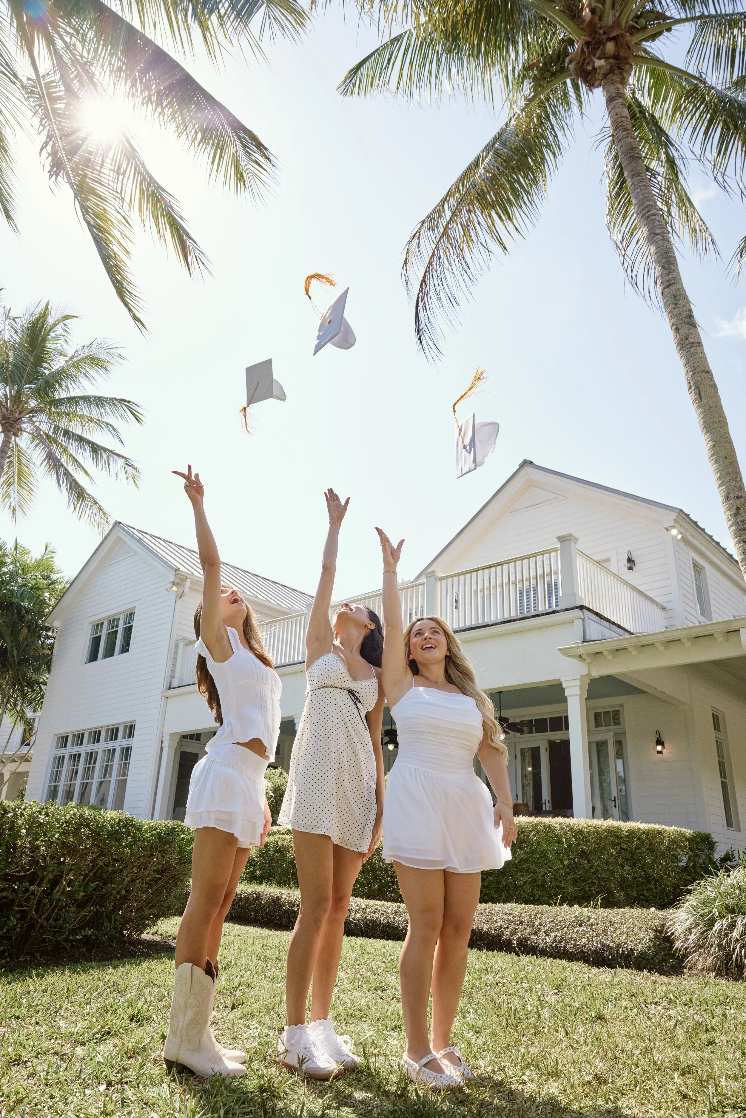 HOLLISTER_2024_SUM1_EDITORIAL_GRAD_SEASON_WOMENS_D1_GROUP1_4630.jpeg