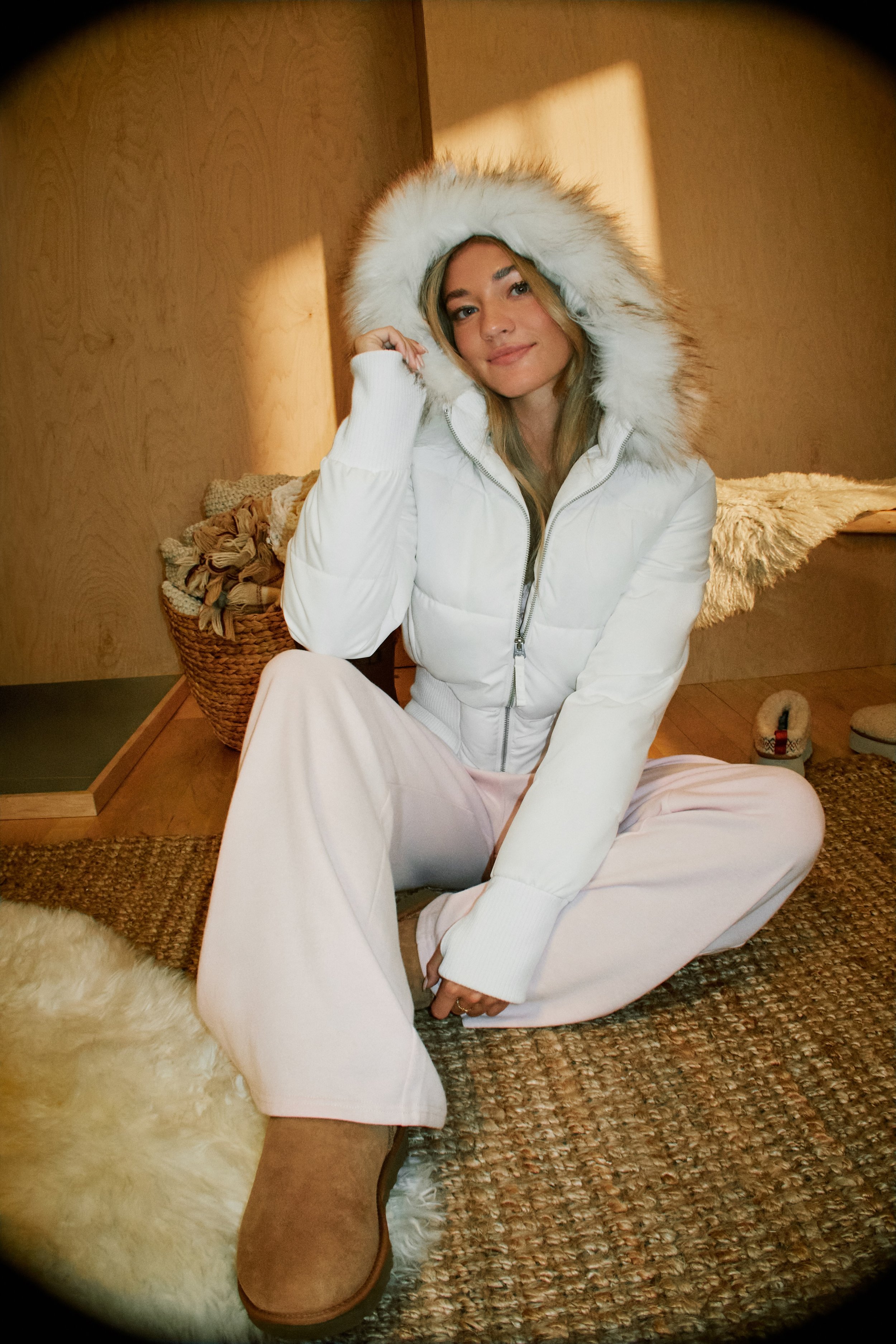 HOLLISTER_2025_HOL1_EDITORIAL_FEEL_GOOD_HOODIES_SWEATPANTS_WOMENS_D2_LOOK3_0746.jpeg