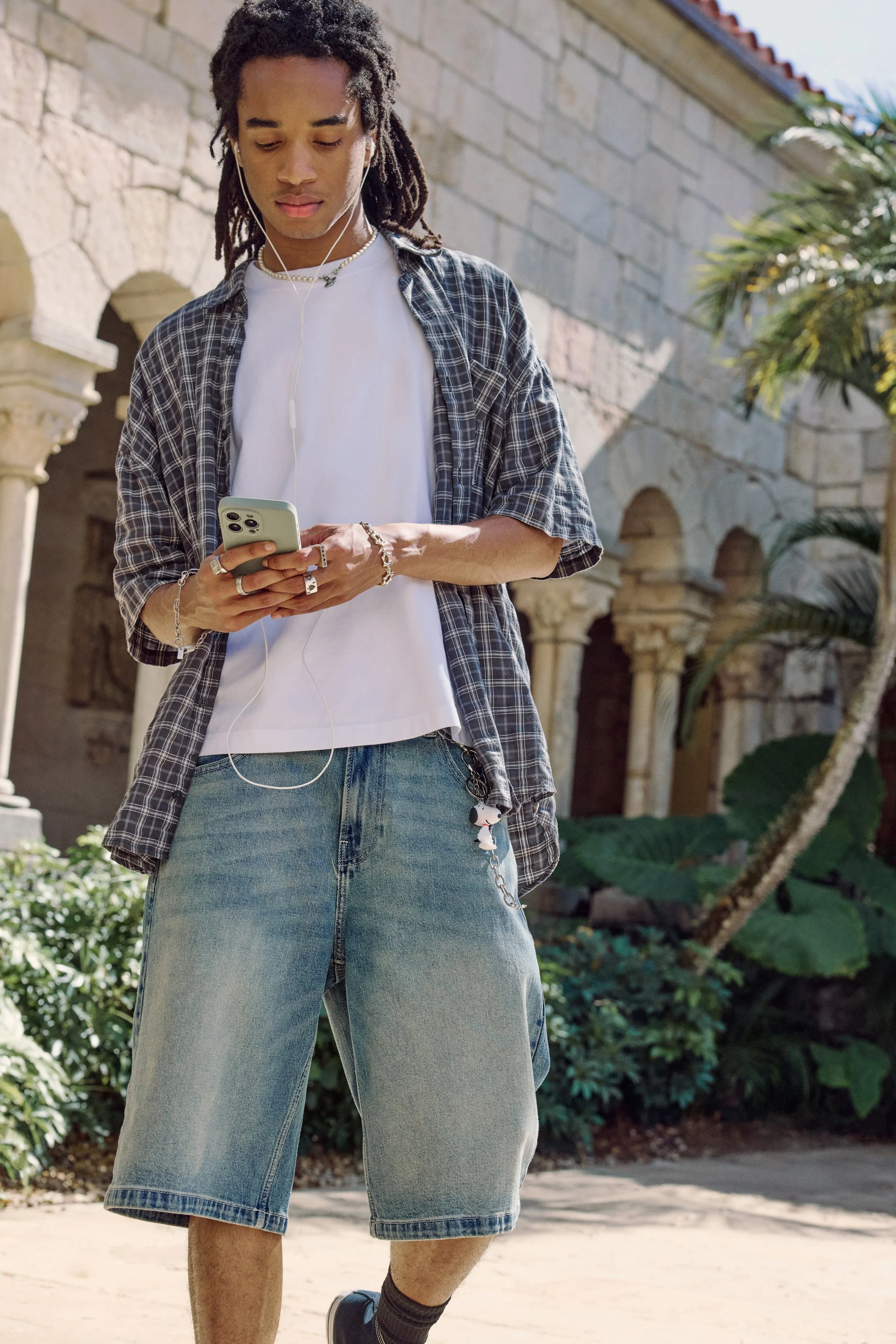 HOLLISTER_2024_SUM1_EDITORIAL_GRAD_SEASON_MENS_D1_LOOK4_2276.jpeg