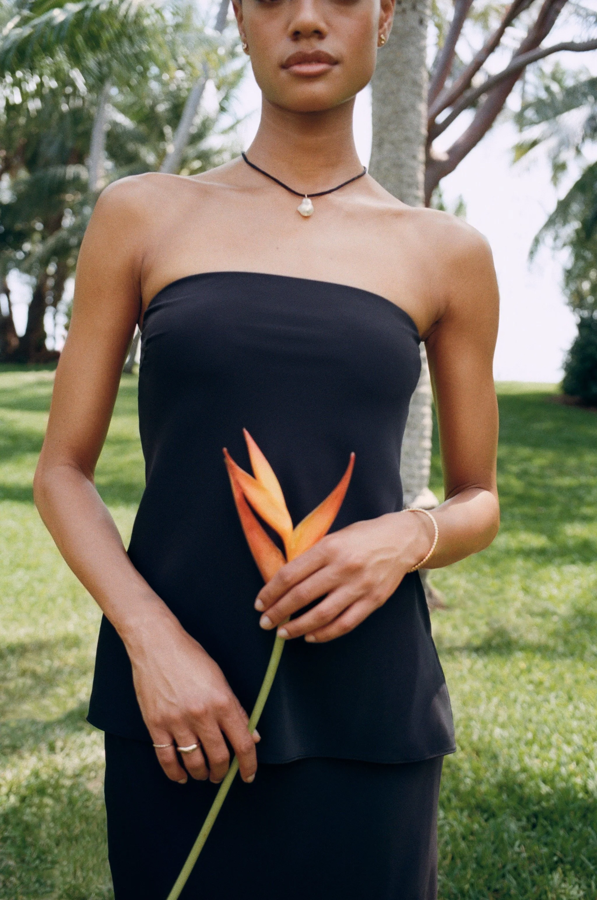 ANF_SUMMER_2_2024_CAMPAIGN_SUMMER_OUTFITTING_WOMENS_D2_LOOK2_20240313-240313000078670025.jpeg