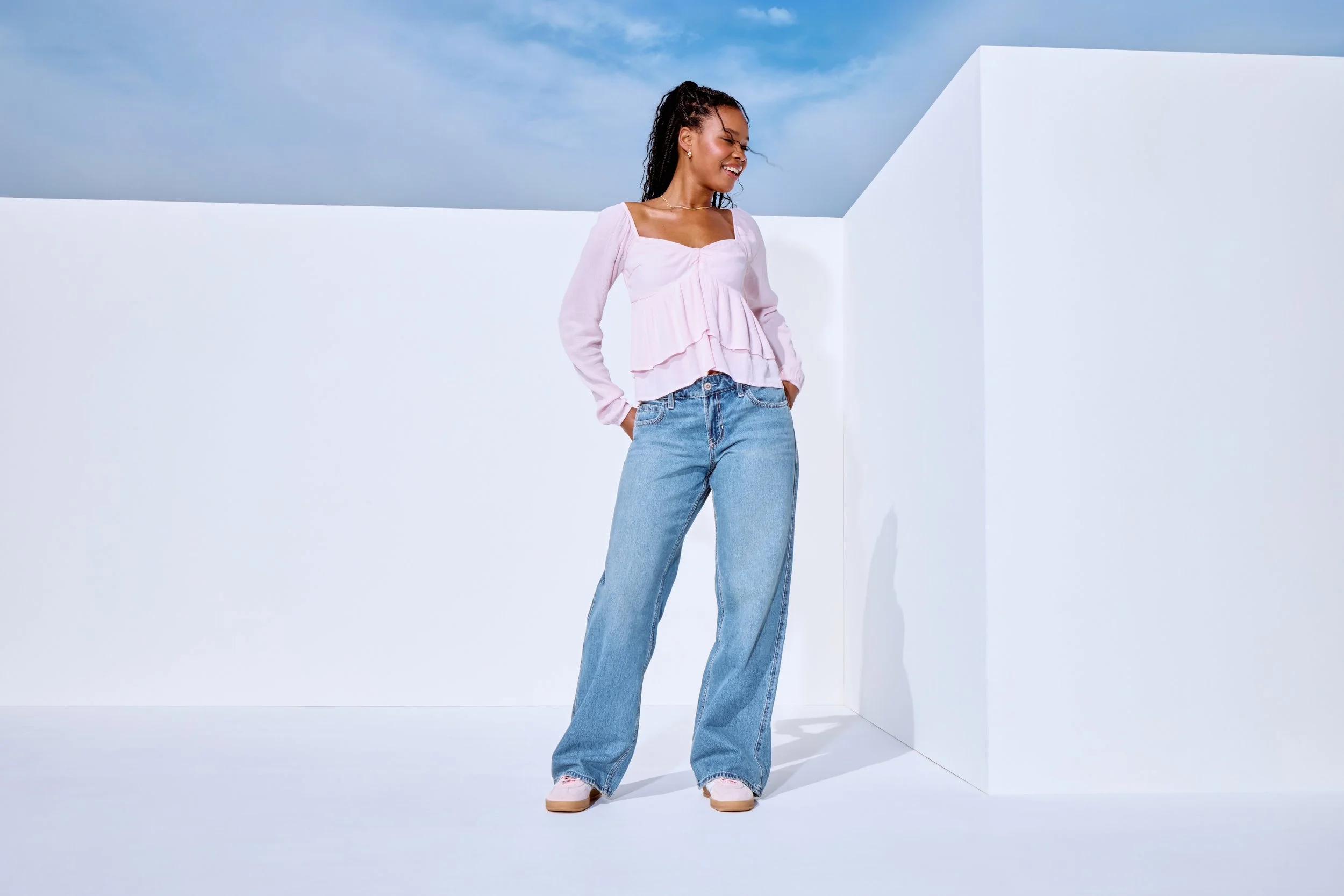 HOLLISTER_2025_SPR1_EDITORIAL_JEANS_OUTFFITTING_BAGGY_WOMENS_D1_LOOK2_1766.jpeg