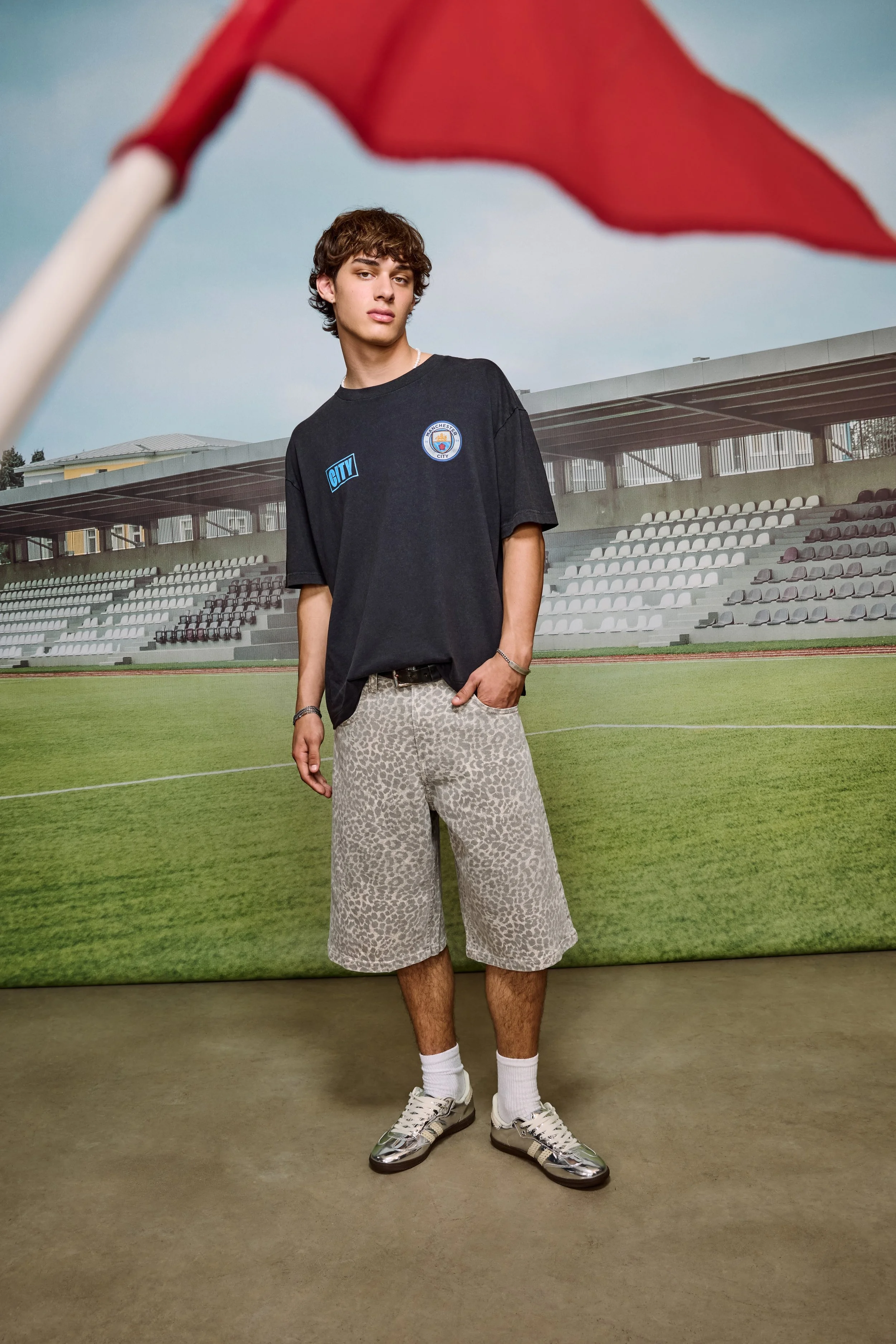 HOLLISTER_2025_SUM1_EDITORIAL_GRAPHICS_SHOP_REFRESH_MENS_D3_LOOK2_1533.jpeg