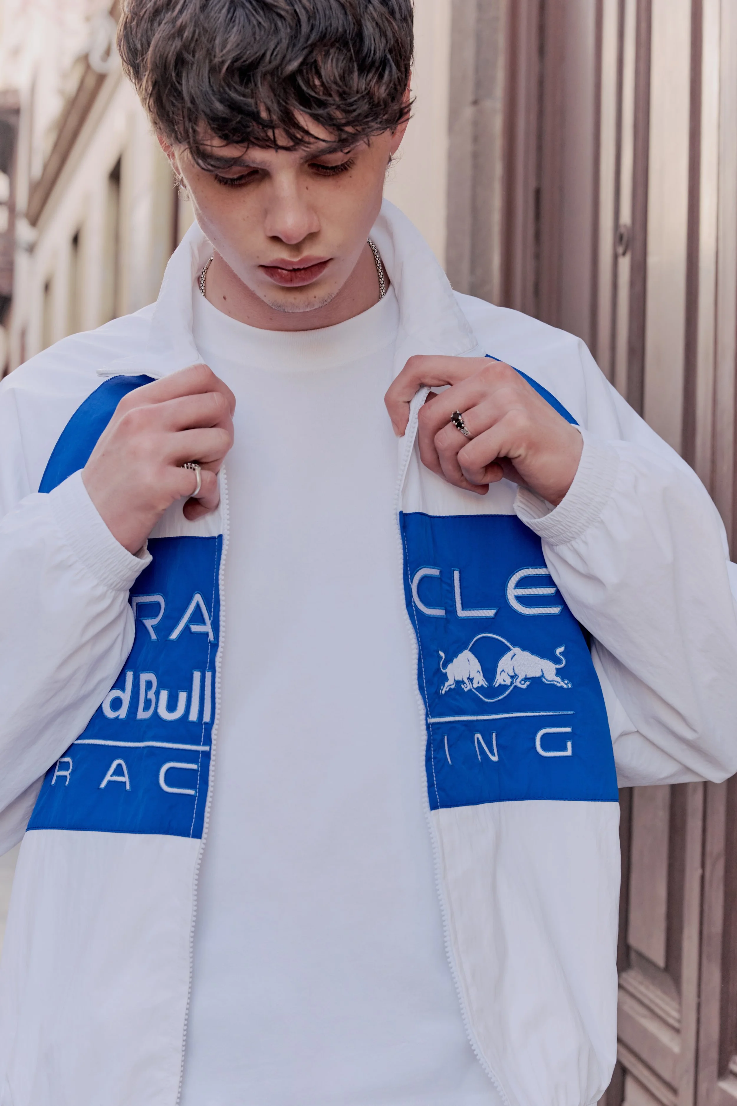 HOLLISTER_2025_SPR2_EDITORIAL_EMEA_SPRING_FIT_FORECAST_MENS_D4_LOOK2_5285.jpeg