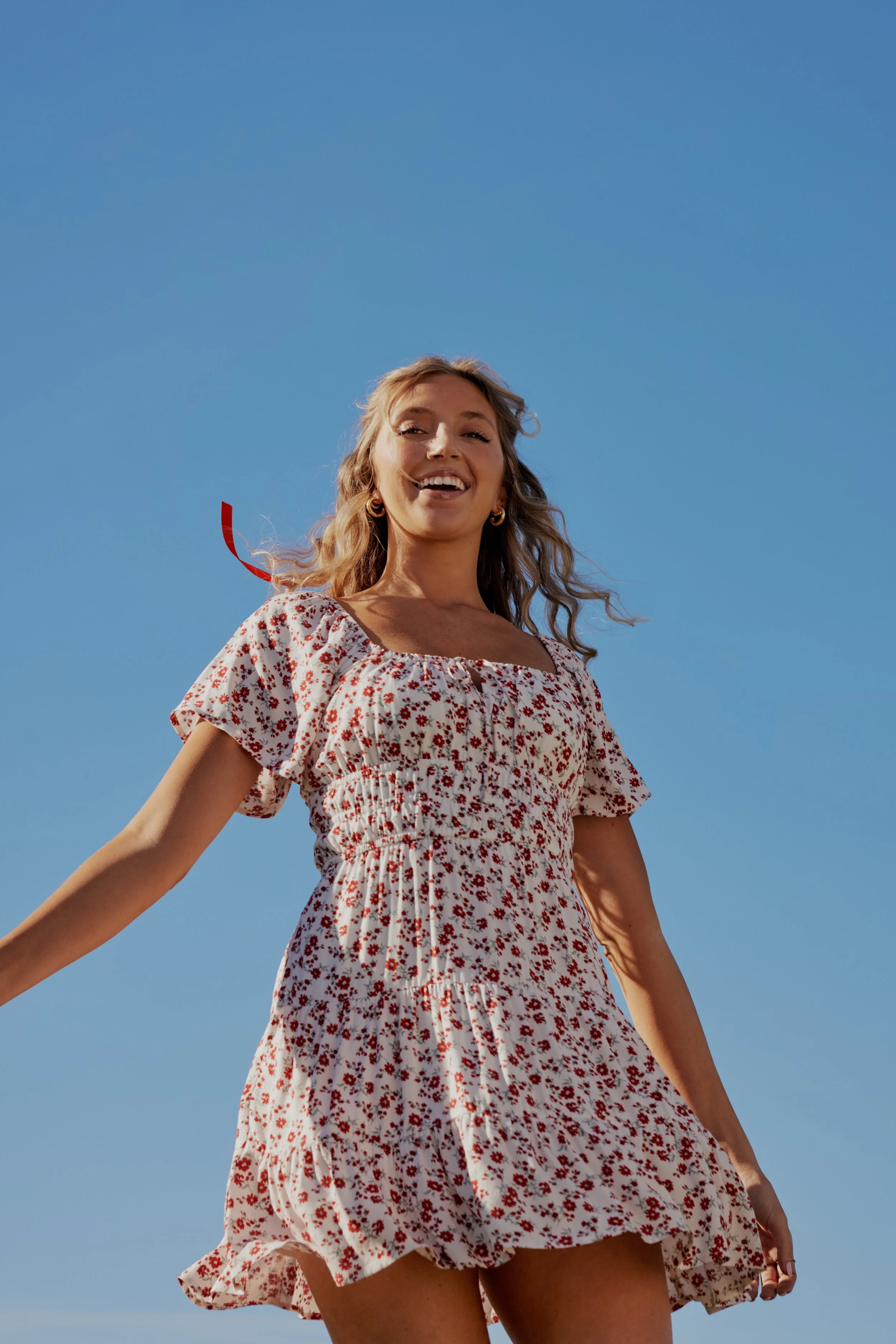 HOLLISTER_2024_SUMMER_1_CAMPAIGN_DRESSES_WOMENS_D1_LOOK3_4829 (1).jpeg
