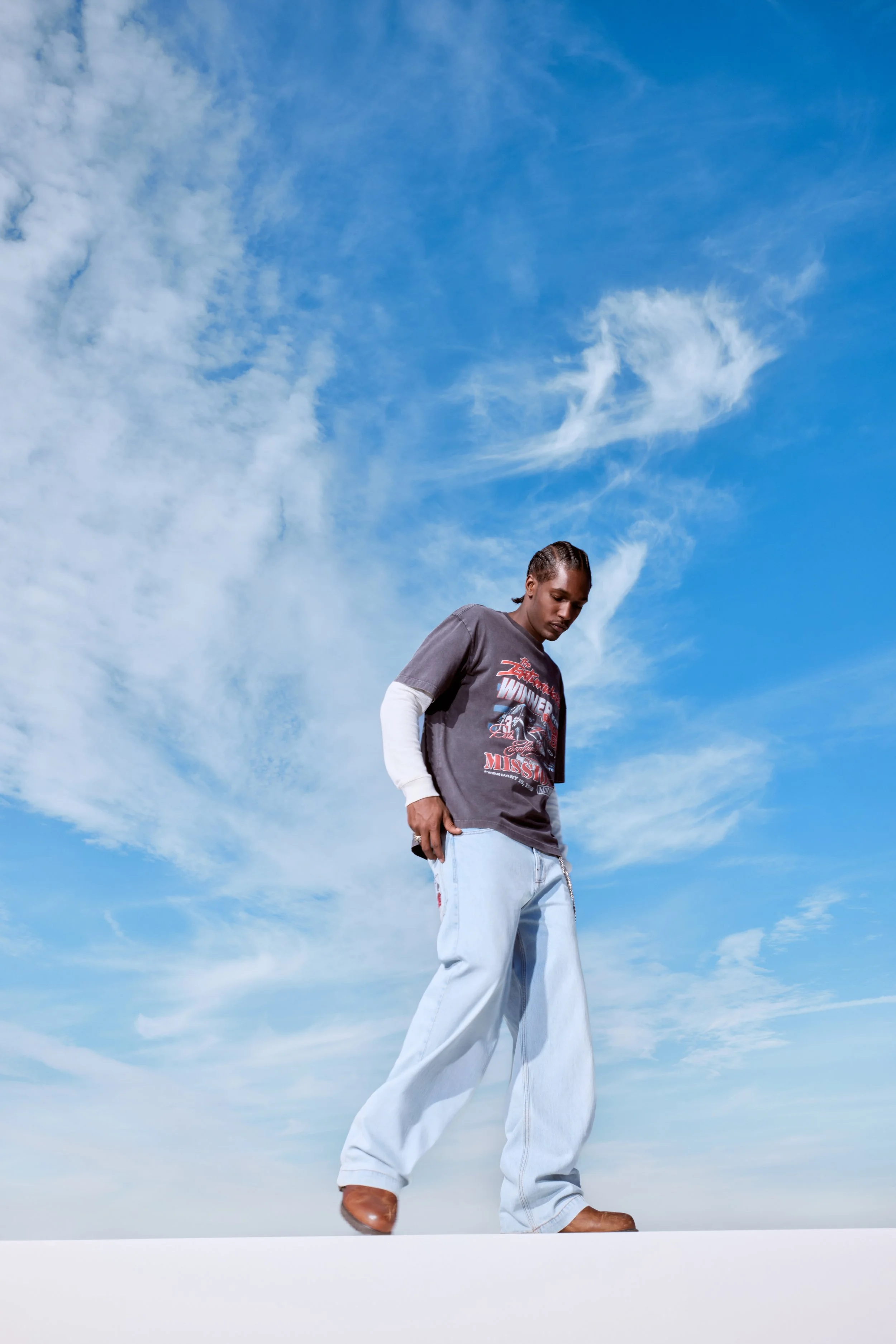 HOLLISTER_2025_SPR1_EDITORIAL_JEANS_OUTFFITTING_BAGGY_MENS_D1_LOOK3_2801.jpeg