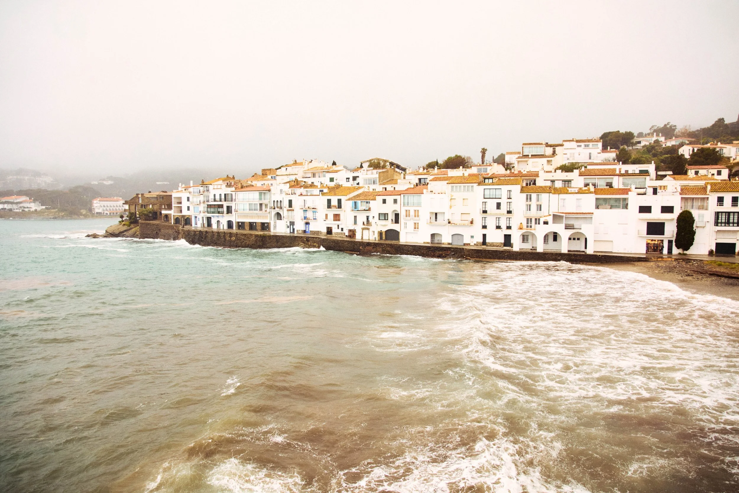 ANF_SUMMER_2_2025_CAMPAIGN_VACATION_SHOP_WOMENS_CADAQUES_PLATES_2956 (1).jpeg
