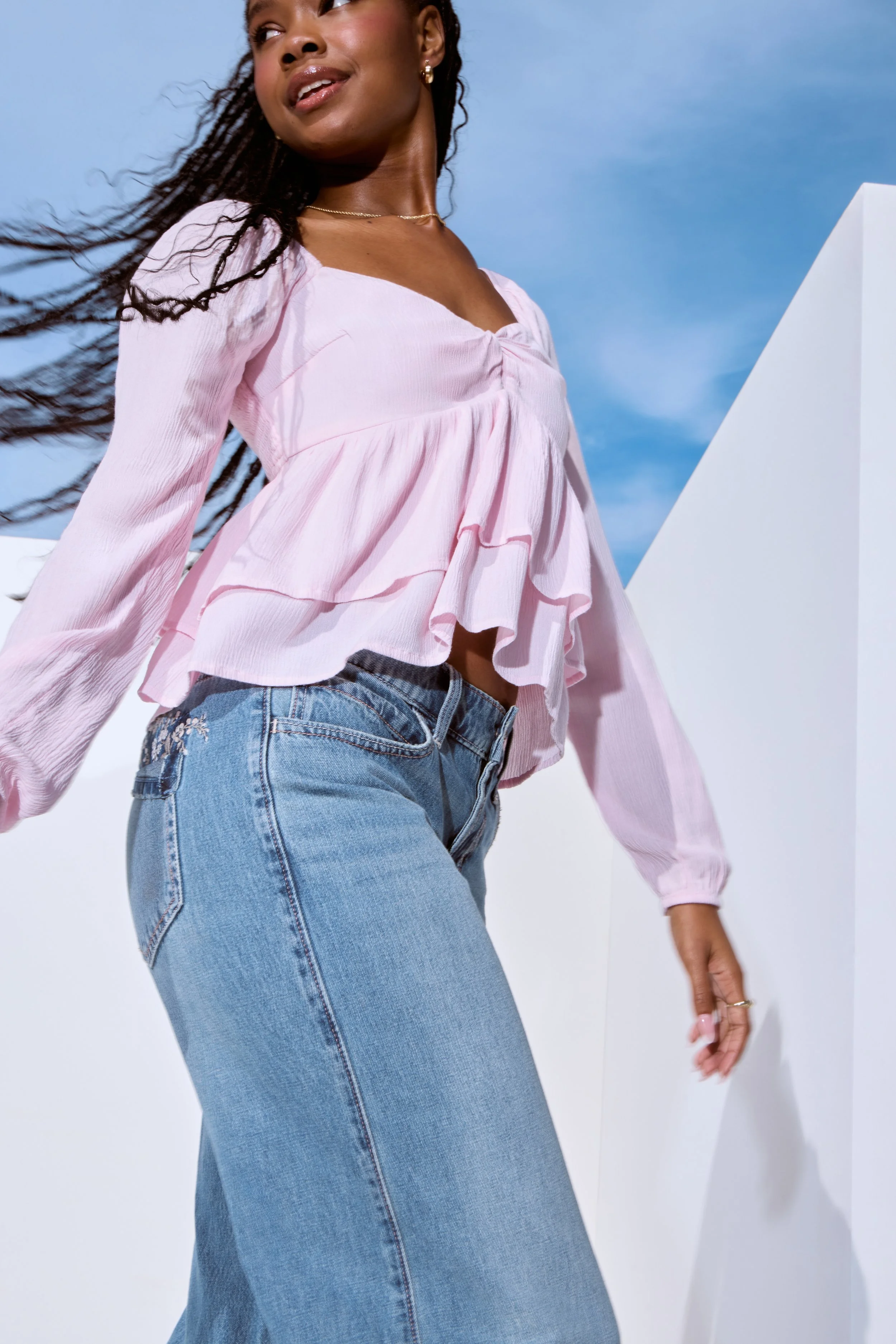 HOLLISTER_2025_SPR1_EDITORIAL_JEANS_OUTFFITTING_BAGGY_WOMENS_D1_LOOK2_1909.jpeg