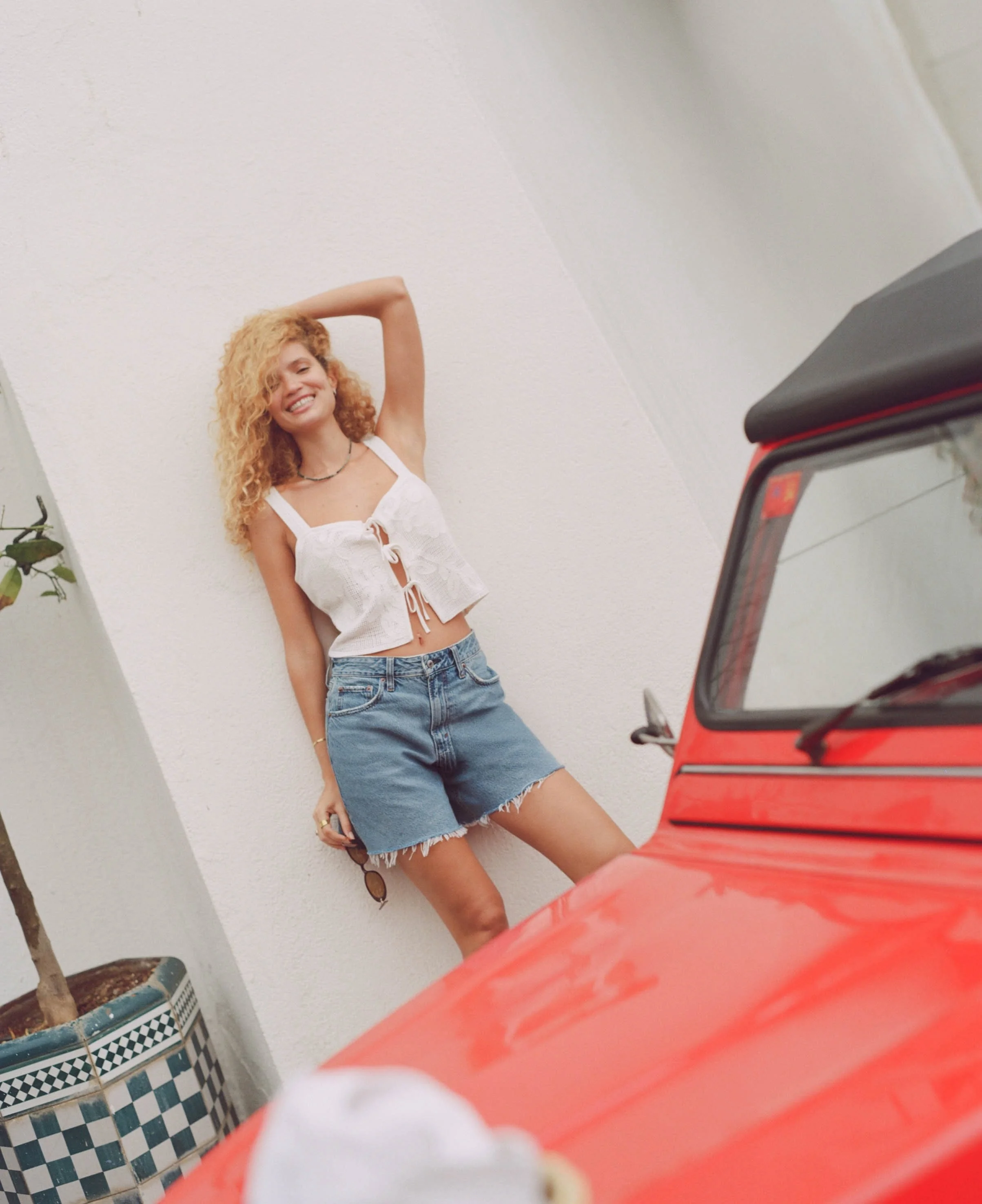 ANF_SUMMER_2_2025_CAMPAIGN_VACATION_SHOP_WOMENS_D2_LOOK3_FILM_000003130002 (1).jpeg