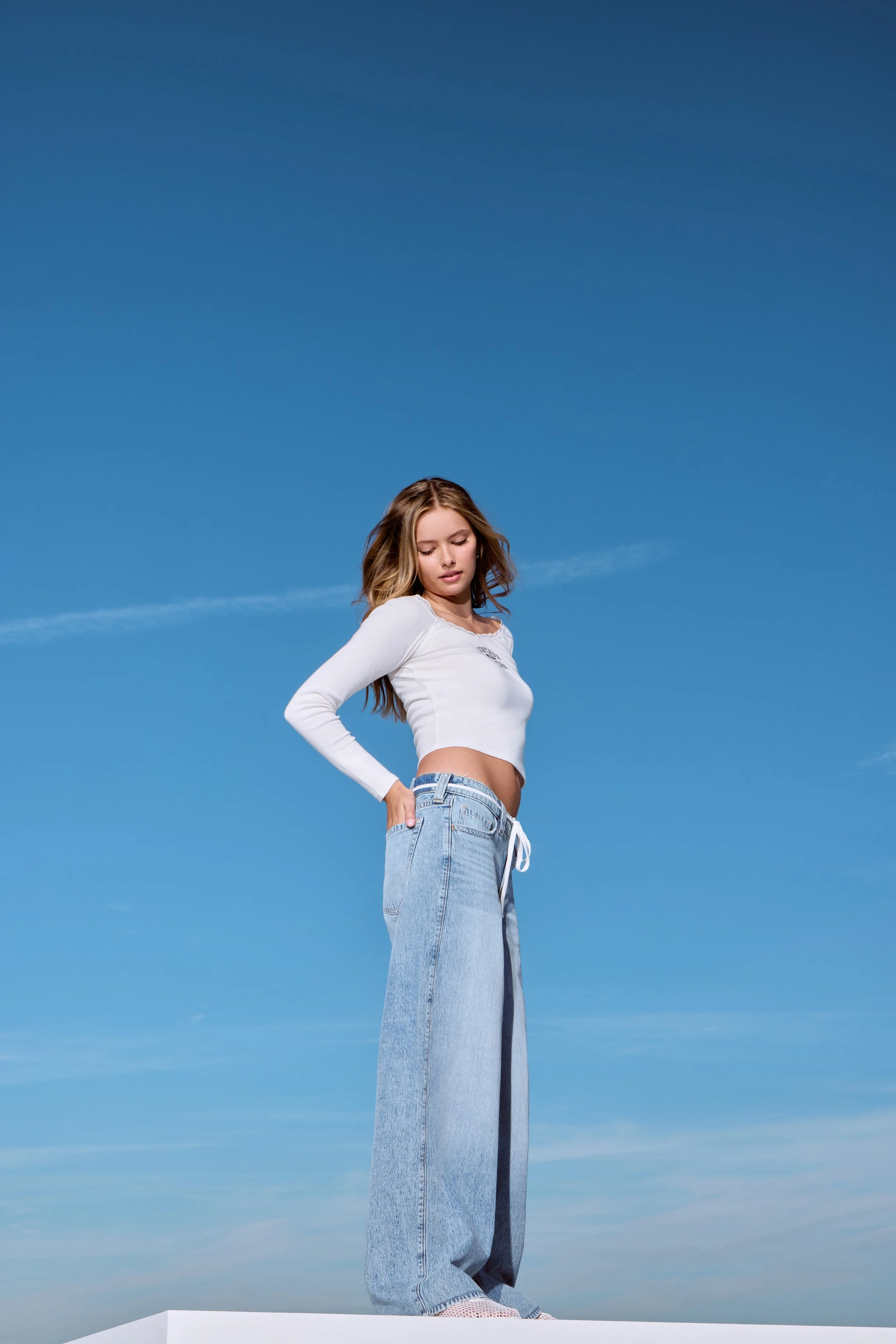 HOLLISTER_2025_SPR1_EDITORIAL_JEANS_OUTFFITTING_BAGGY_WOMENS_D1_LOOK1_4221.jpeg