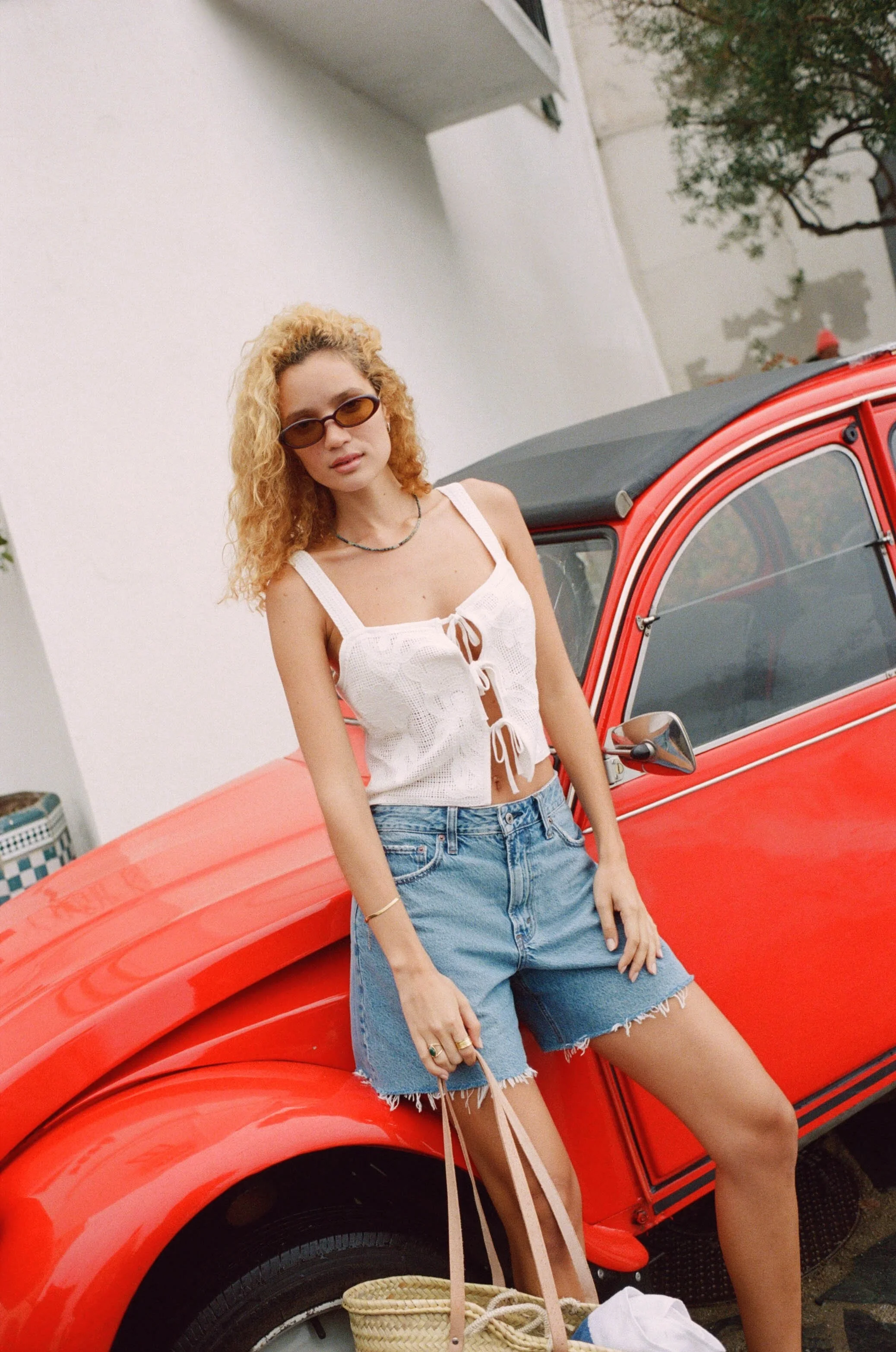 ANF_SUMMER_2_2025_CAMPAIGN_VACATION_SHOP_WOMENS_D2_LOOK3_FILM_000002940030 (1).jpeg