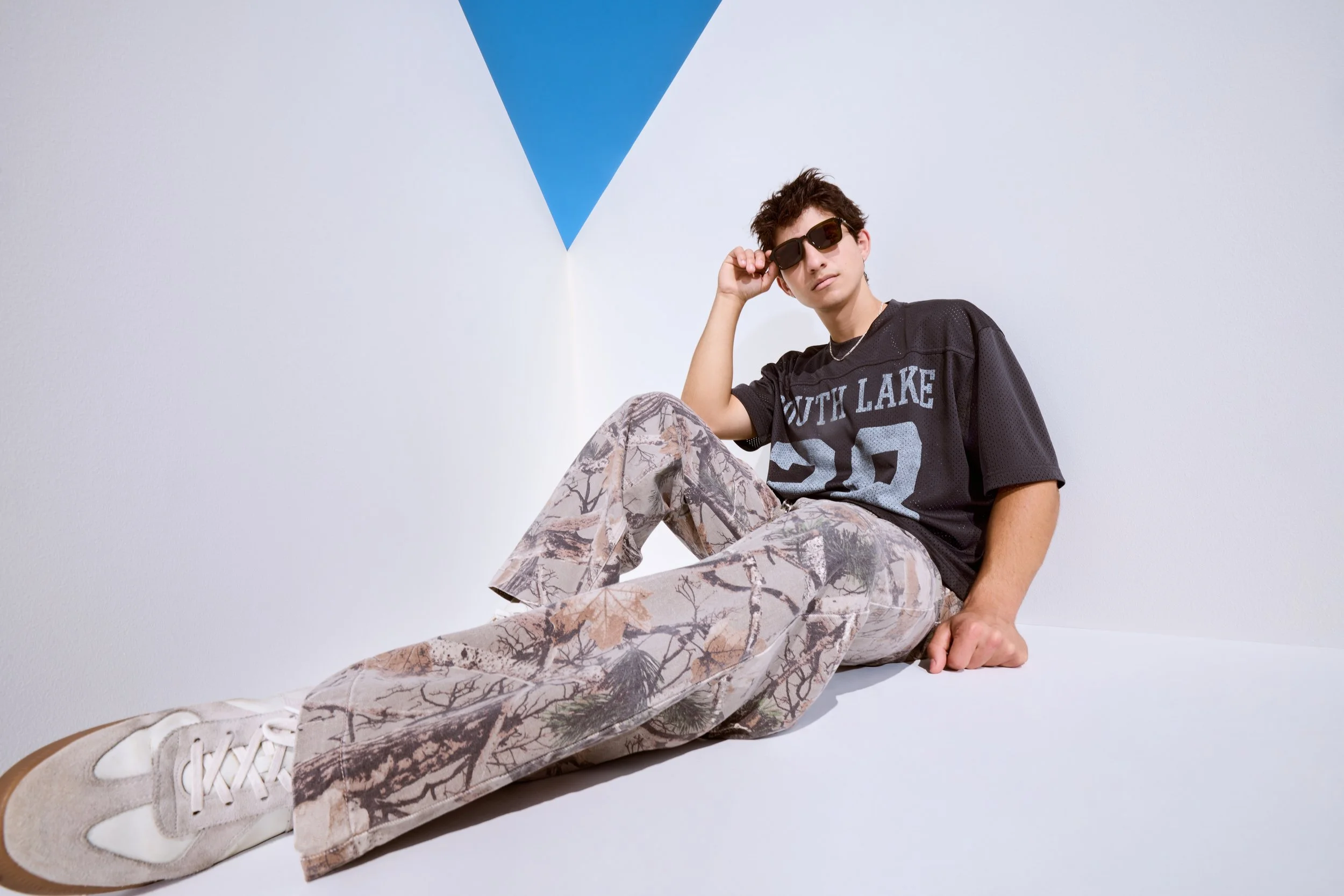 HOLLISTER_2025_SPR1_EDITORIAL_JEANS_OUTFFITTING_BAGGY_MENS_D1_LOOK4_1090.jpeg