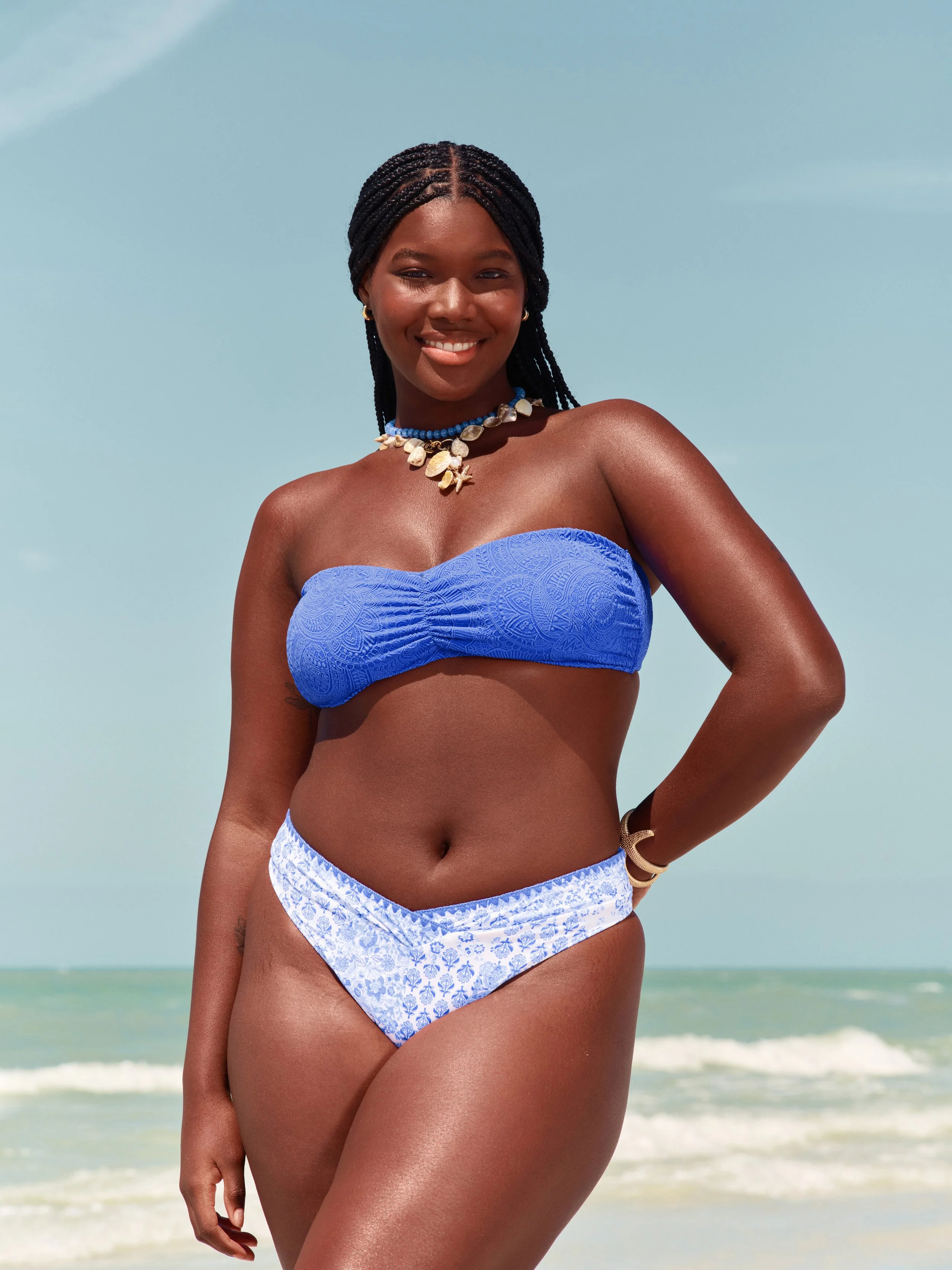 HOLLISTER_2025_SUM1_EDITORIAL_SUMMER_BEACH_SHOP_WOMENS_D1_LOOK5_1658.jpeg