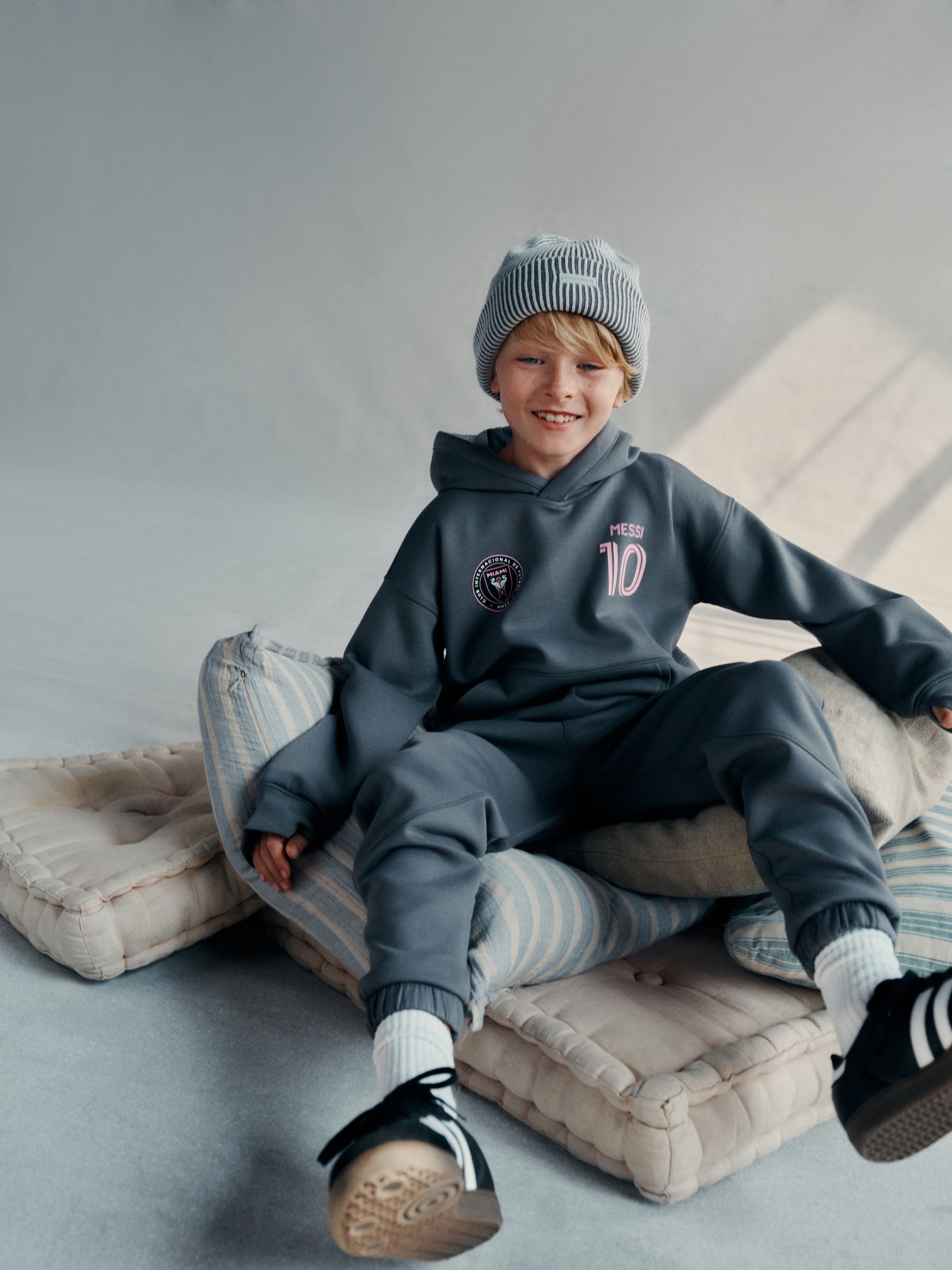 AFKIDS_HOL1_2025_B_CAMPAIGN_FLEECE_BOYS_D1_LOOK1_00257-4096x4096.jpeg