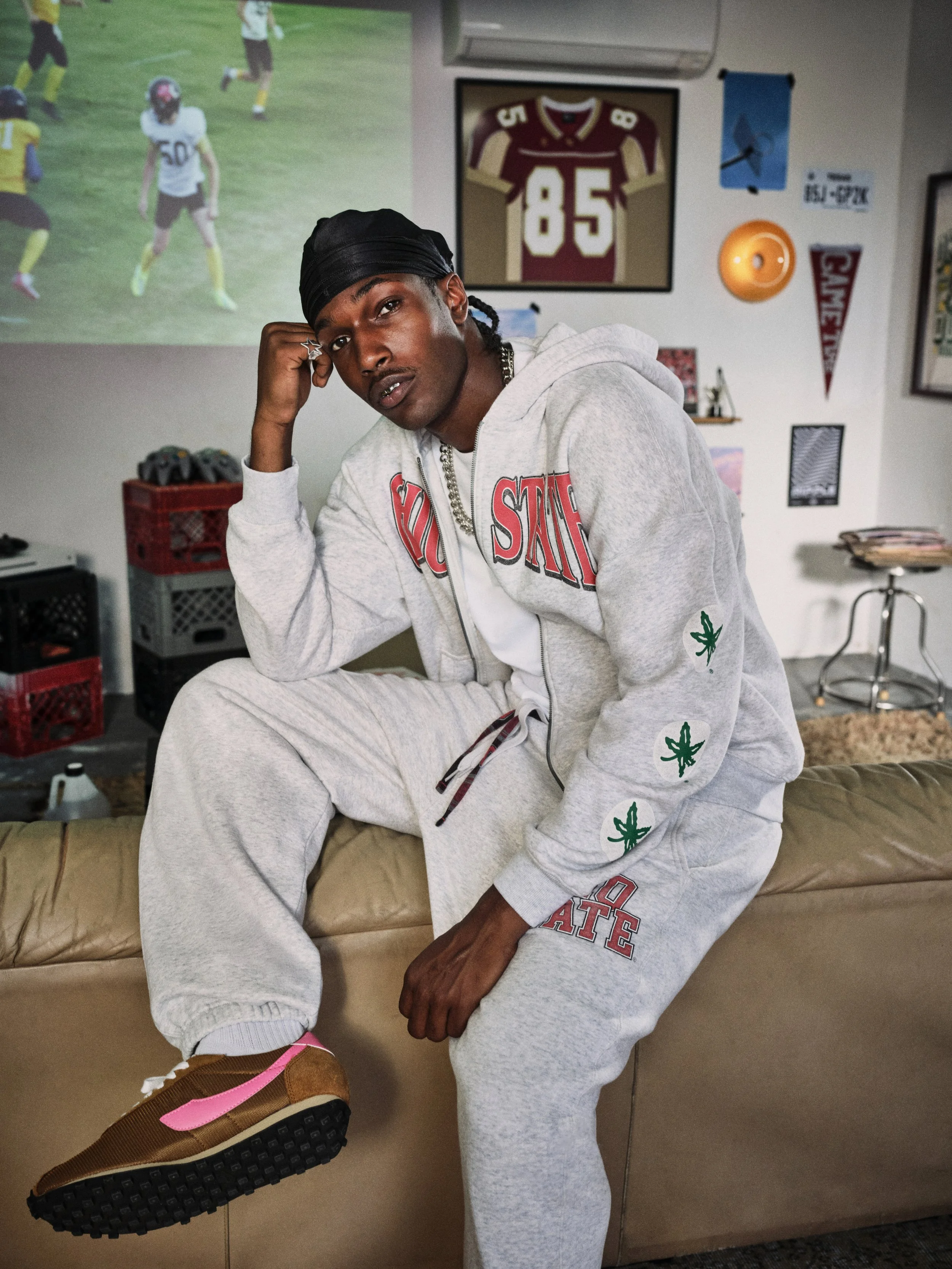 HOLLISTER_2025_FALL2_EDITORIAL_GAME_DAY_COLLEGIATE_MENS_D1_LOOK5_0052.jpeg