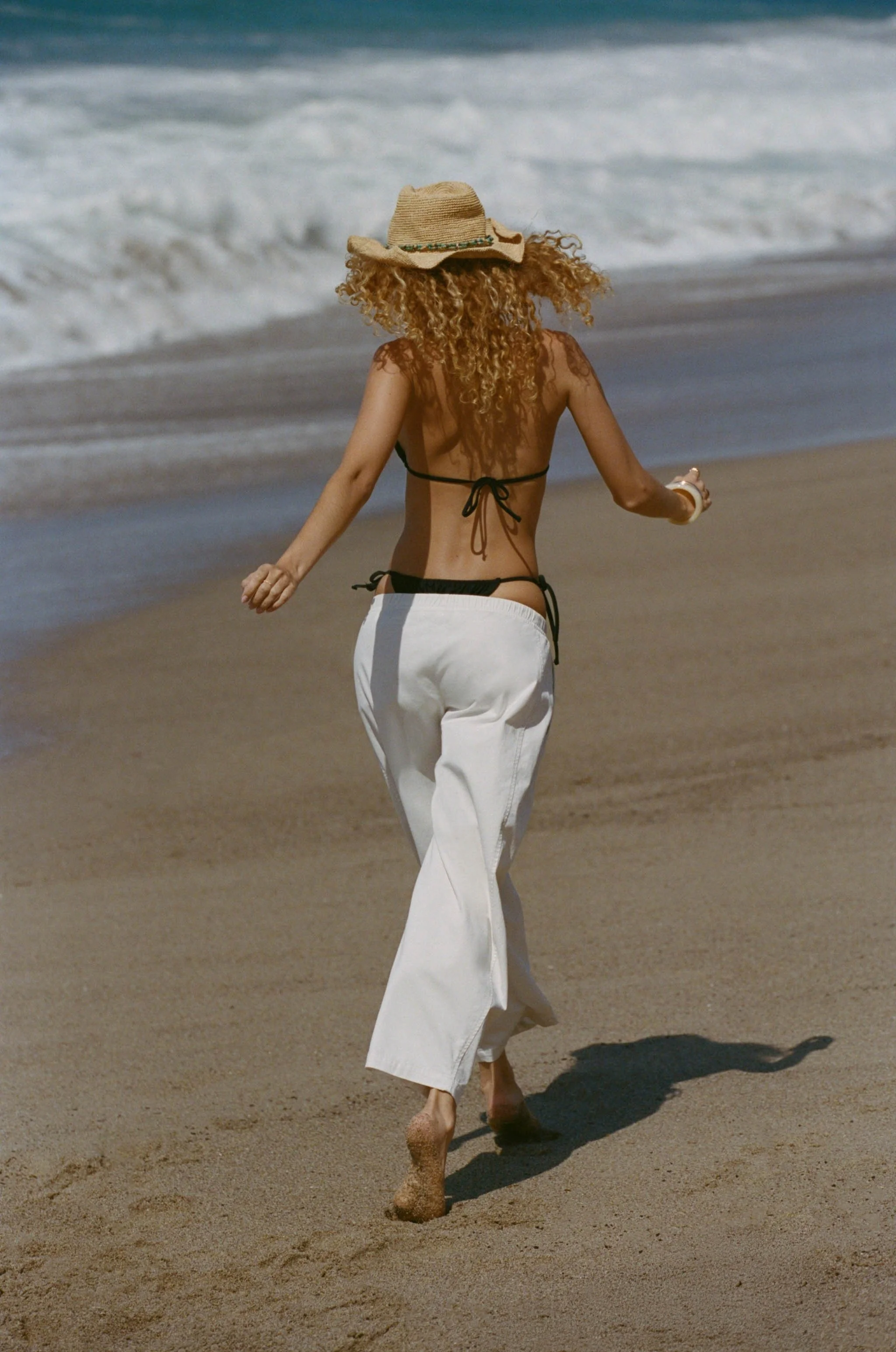 ANF_SUMMER_2_2025_CAMPAIGN_VACATION_SHOP_WOMENS_D2_LOOK7_FILM_62778-19-0025 (1).jpeg