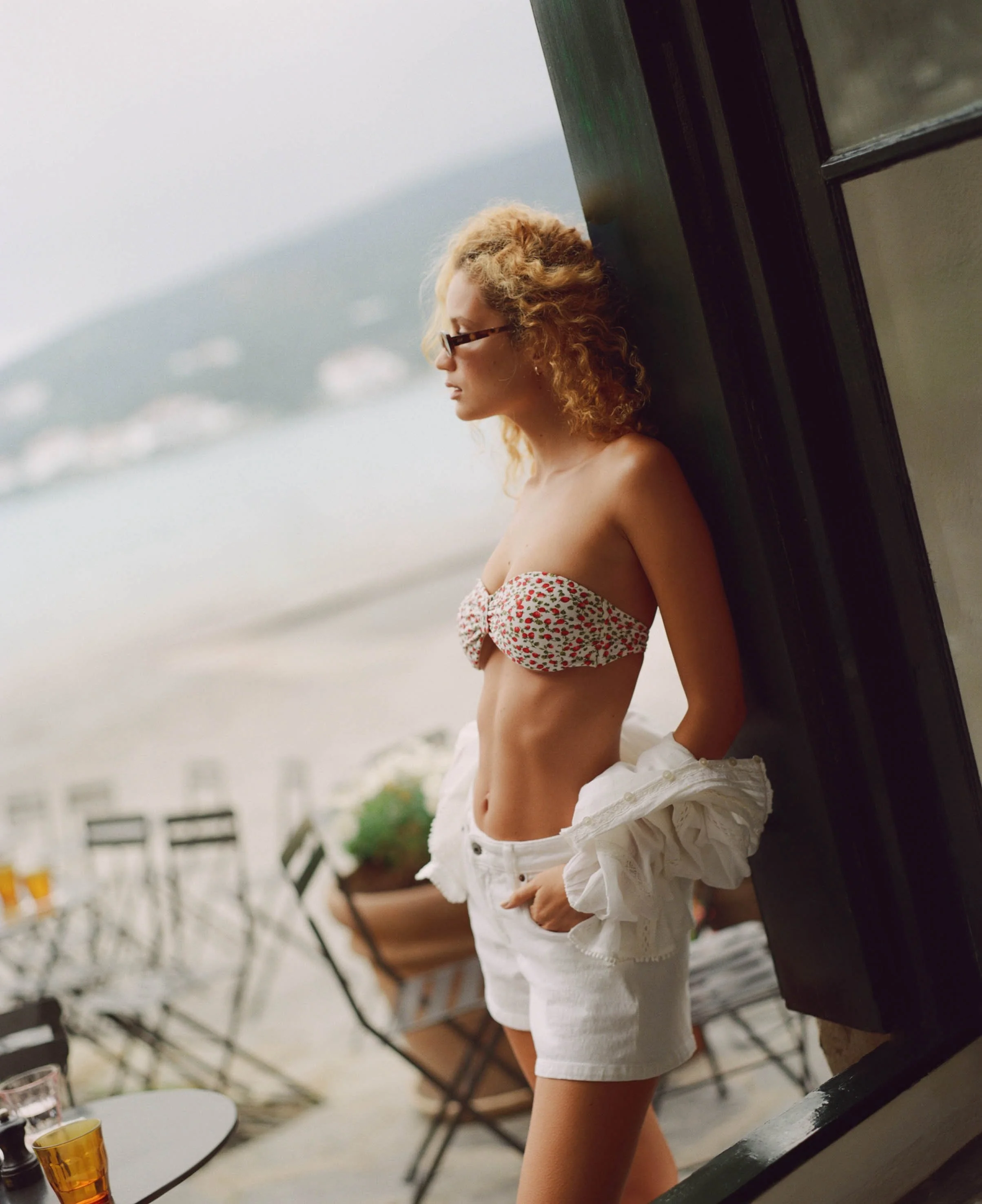 ANF_SUMMER_2_2025_CAMPAIGN_VACATION_SHOP_WOMENS_D2_LOOK2_FILM_000002990009 (1).jpeg