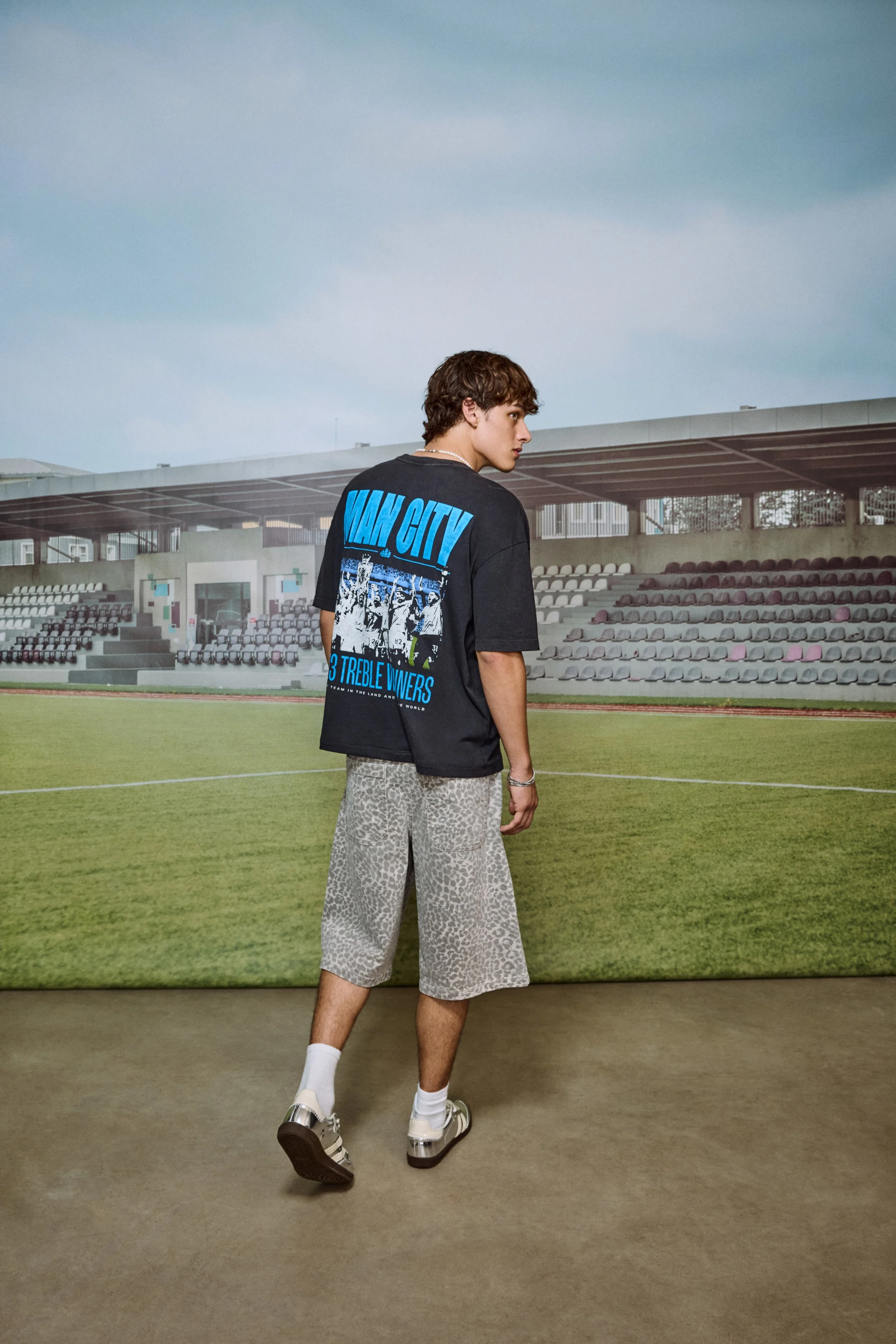 HOLLISTER_2025_SUM1_EDITORIAL_GRAPHICS_SHOP_REFRESH_MENS_D3_LOOK2_1335.jpeg