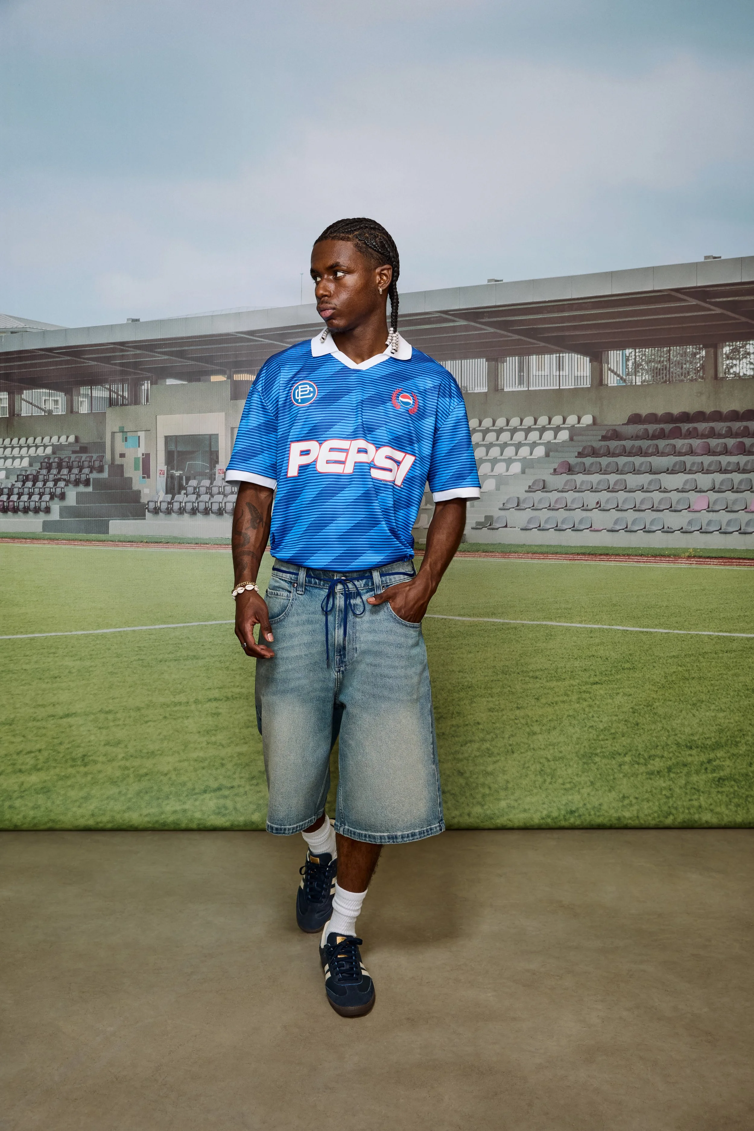 HOLLISTER_2025_SUM1_EDITORIAL_GRAPHICS_SHOP_REFRESH_MENS_D3_LOOK3-STADIUM_1091.jpeg