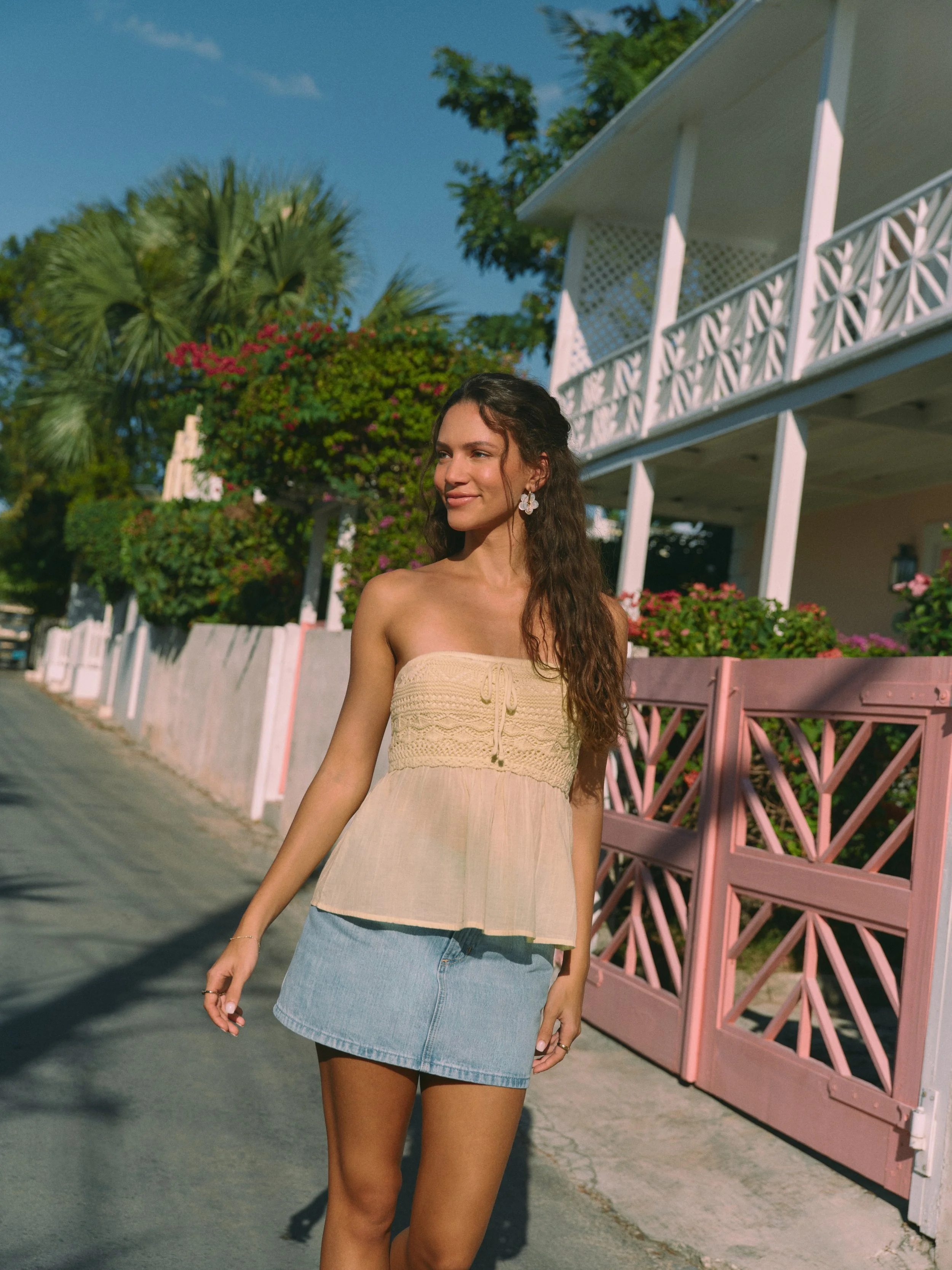 HOLLISTER_2024_SPR1_EDITORIAL_SPRING_BREAK_OUTFITTING_WOMENS_D4_LOOK2_186.jpeg