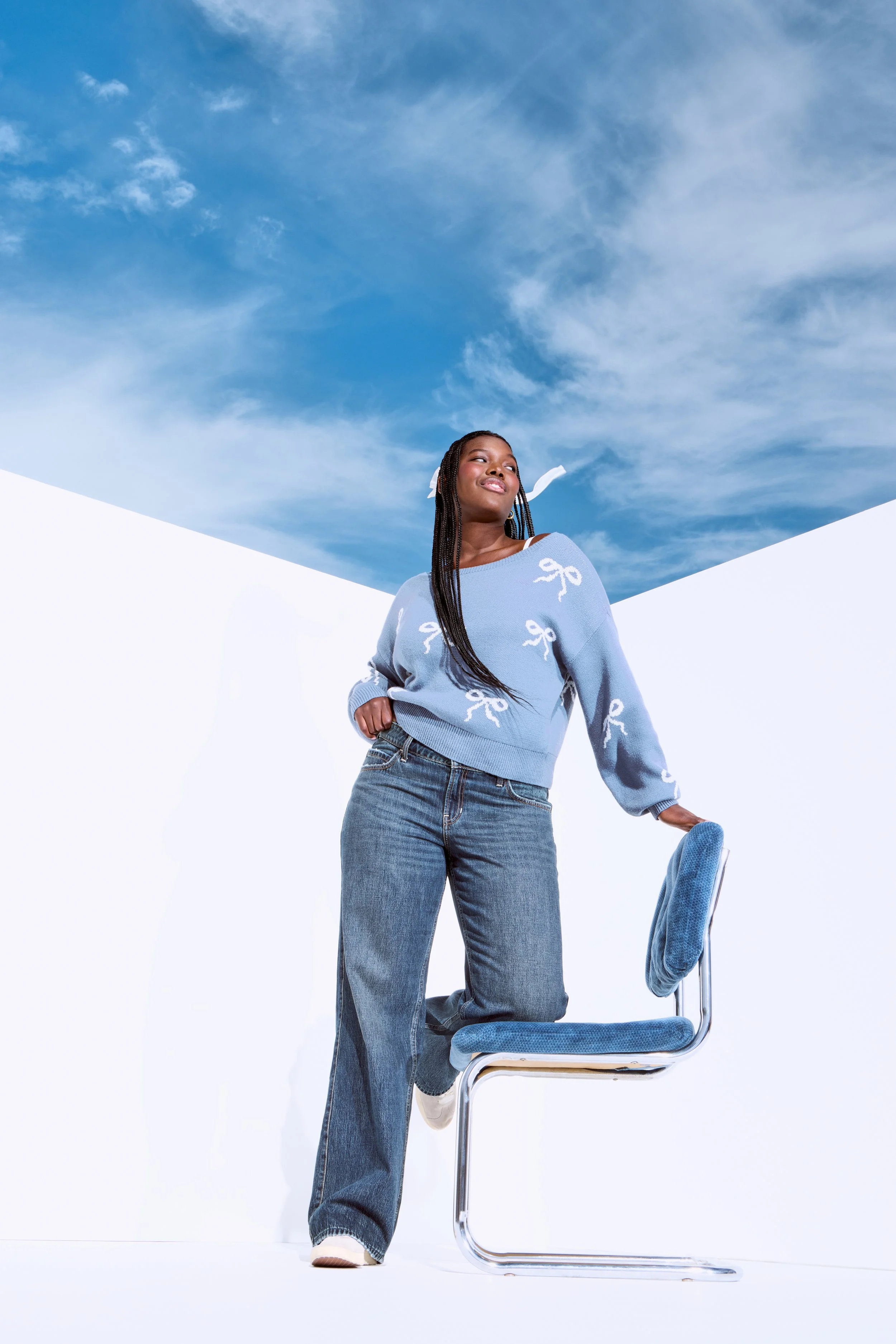 HOLLISTER_2025_SPR1_EDITORIAL_JEANS_OUTFITTING_BAGGY_WOMENS_D1_LOOK5_1641.jpeg