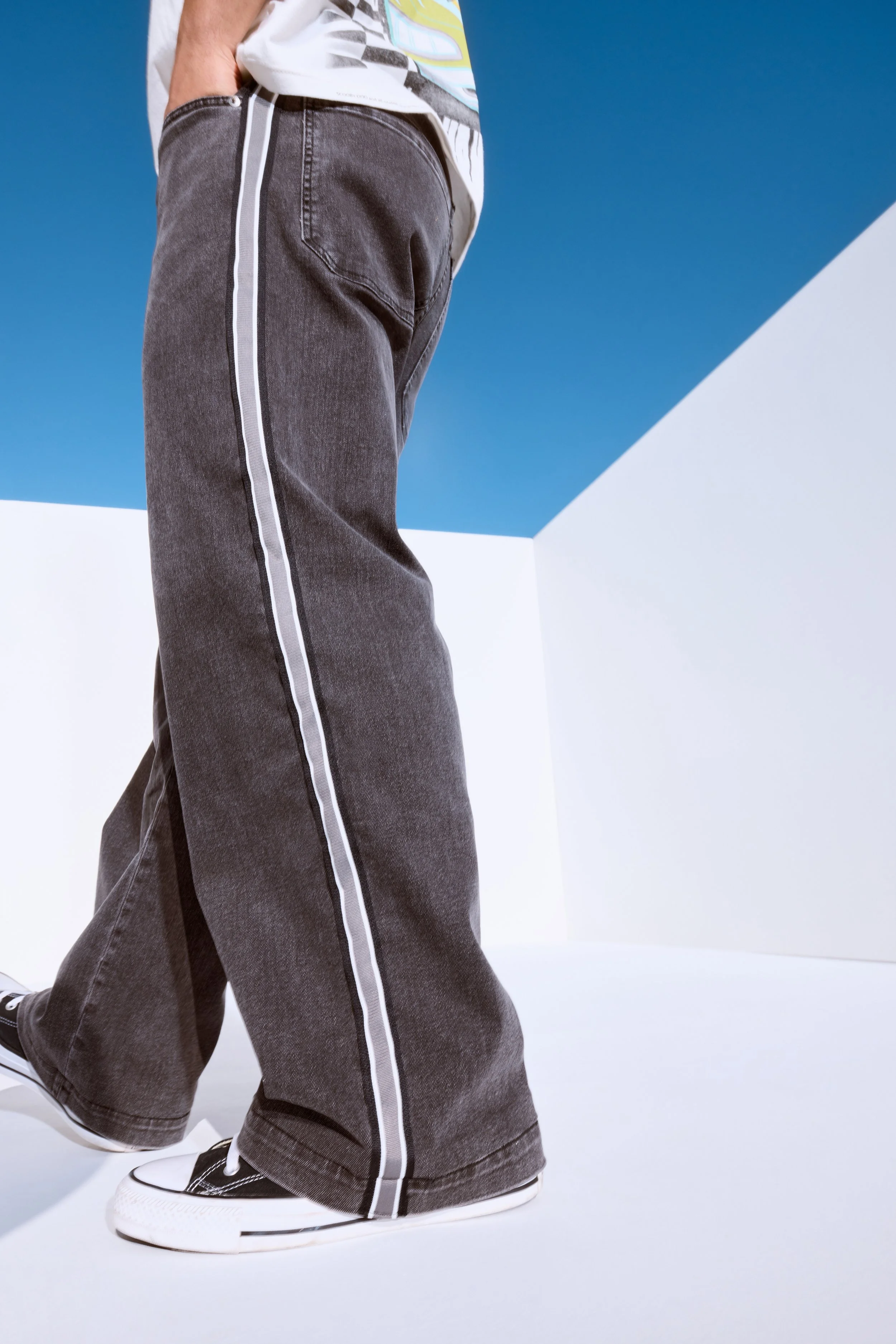 HOLLISTER_2025_SPR1_EDITORIAL_JEANS_OUTFFITTING_BAGGY_MENS_D1_LOOK2_0437.jpeg
