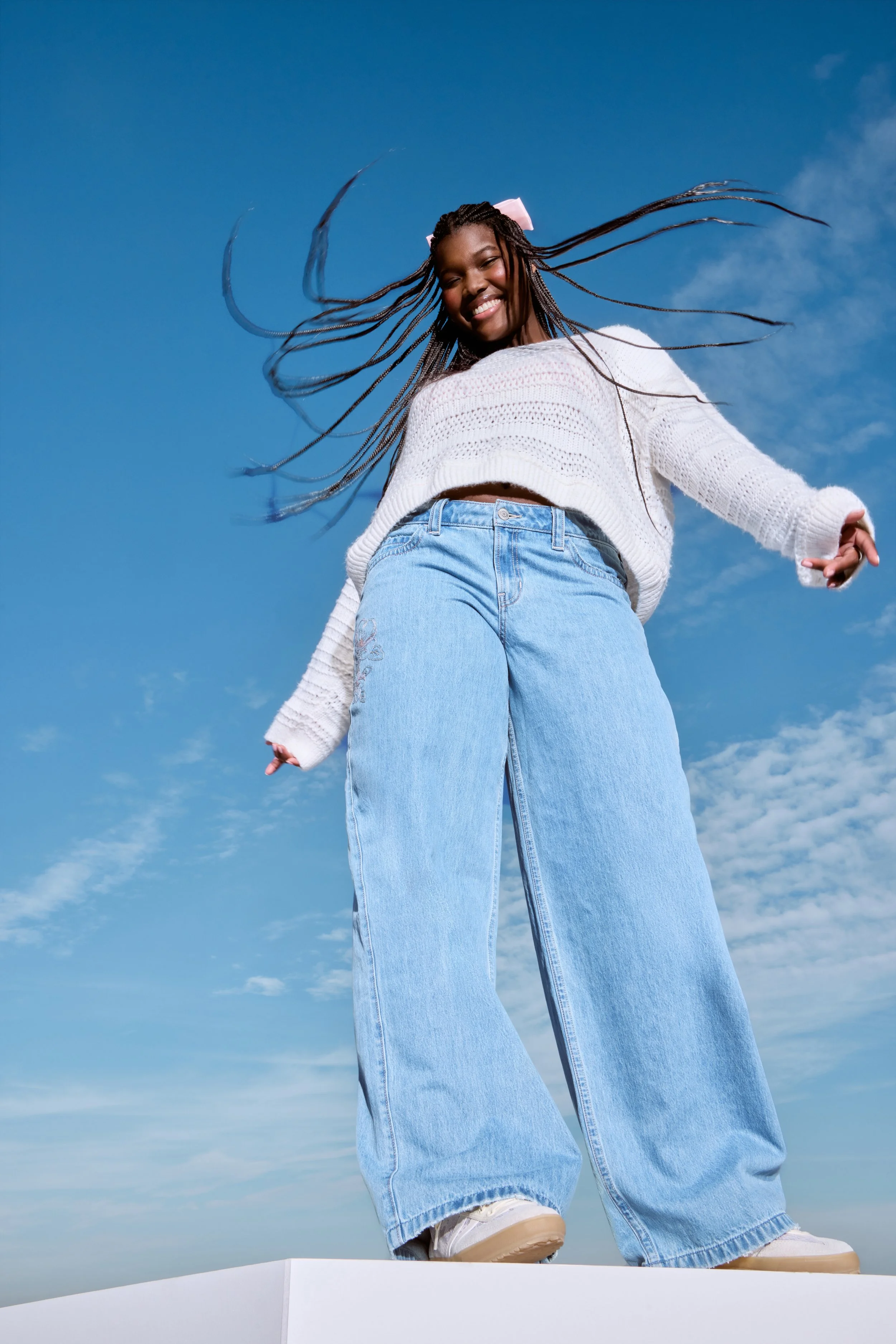 HOLLISTER_2025_SPR1_EDITORIAL_JEANS_OUTFFITTING_BAGGY_WOMENS_D1_LOOK6_3947.jpeg