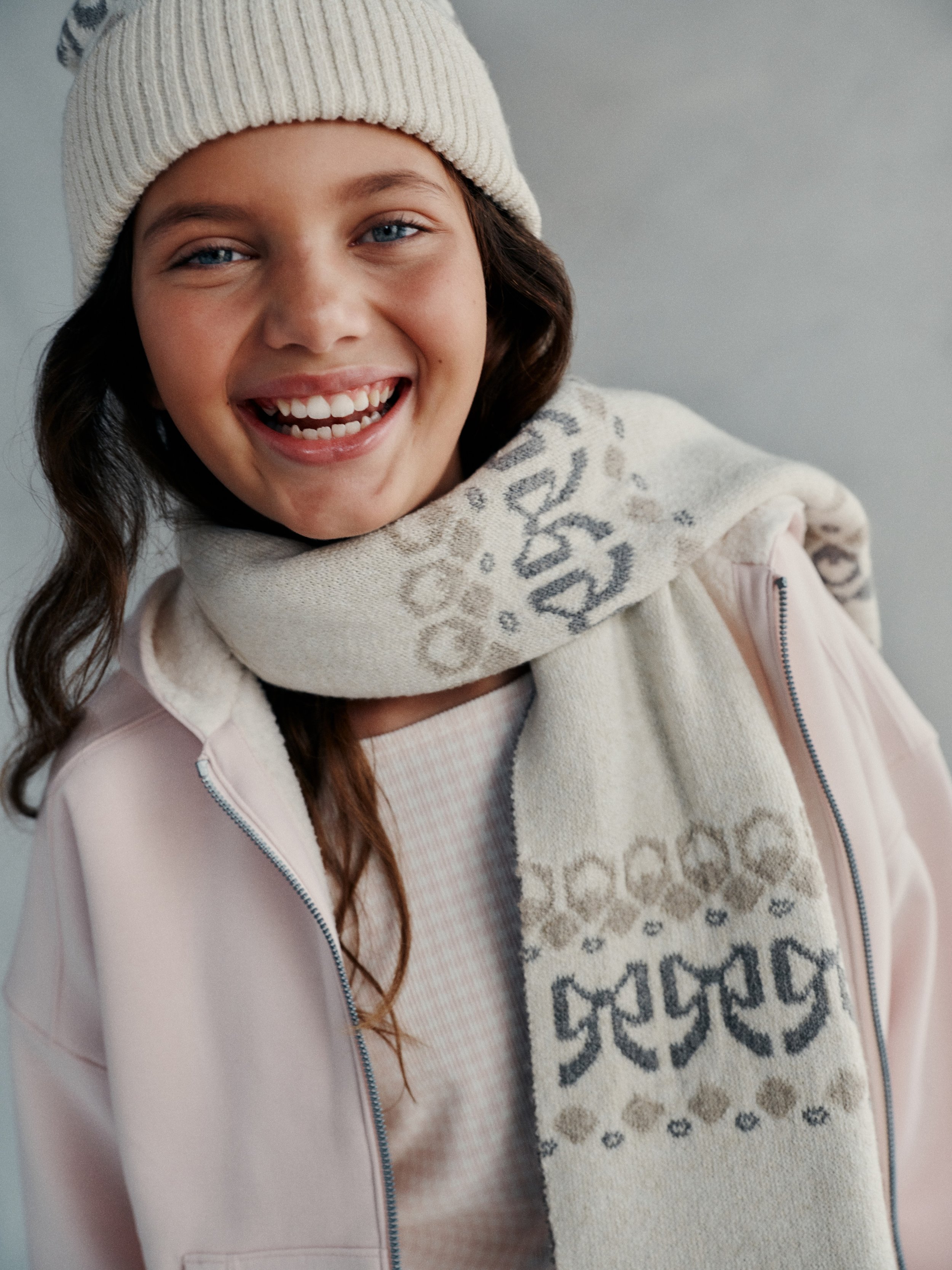 AFKIDS_HOL1_2025_G_CAMPAIGN_FLEECE_GIRLS_D1_LOOK2_00082-4096x4096.jpeg
