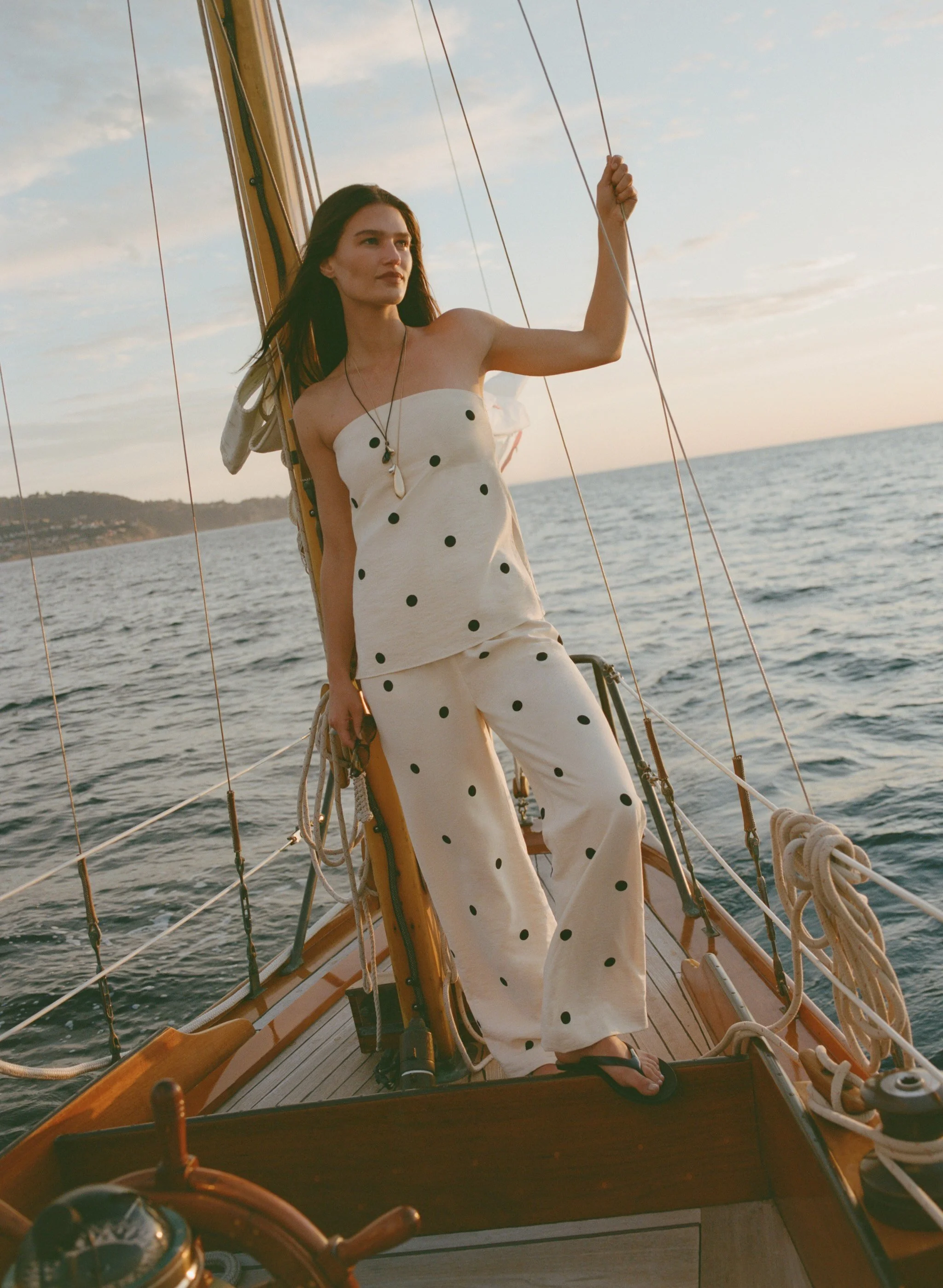 ANF_SUMMER_1_2026_CAMPAIGN_PERFECT_PAIRING_OFF_A_SHORT_MENS_D5_GROUP1_FILM_73076-D2-51-0003 (1).jpeg