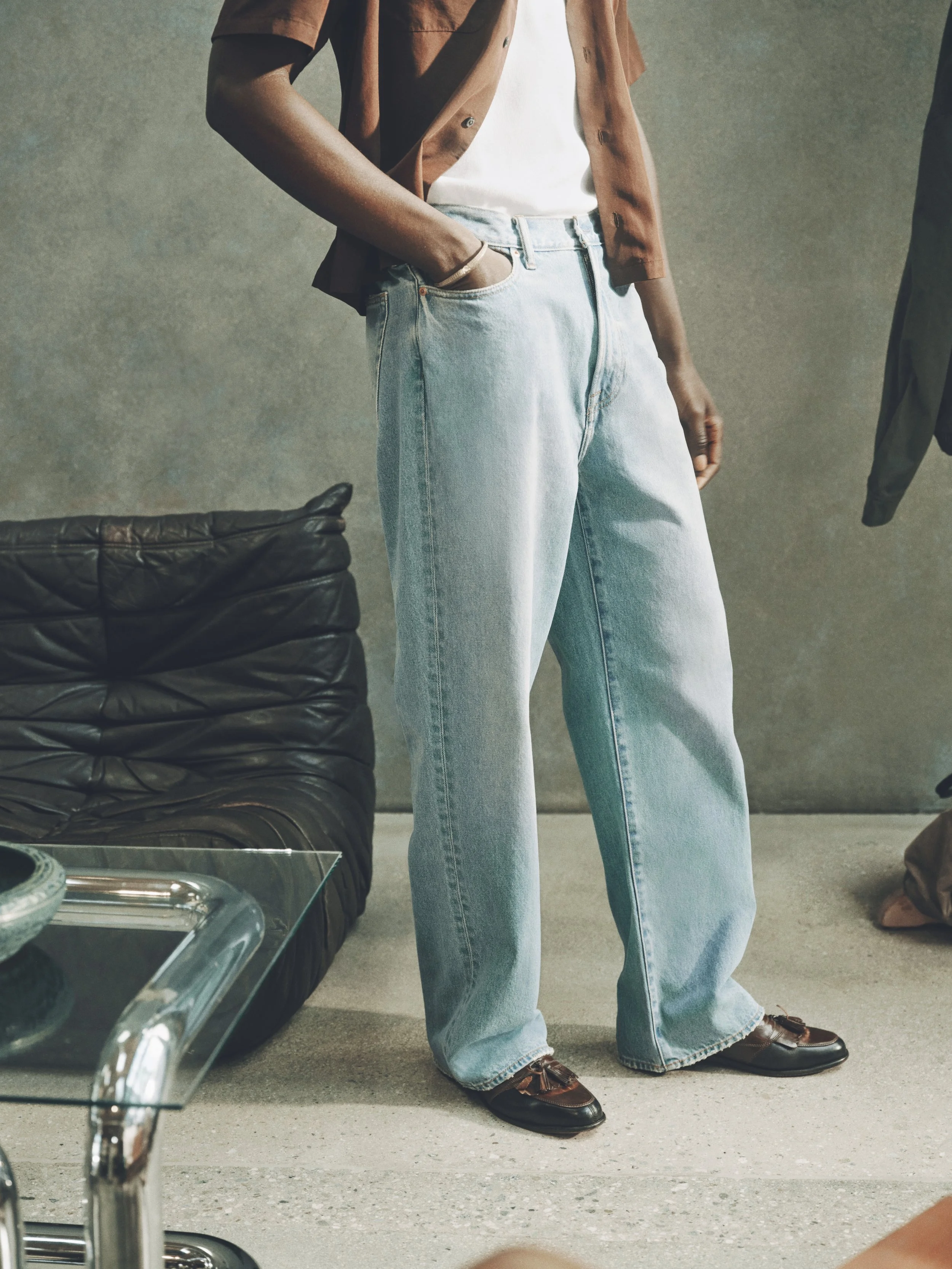 ANF_SPRING_1_2025_CAMPAIGN_DENIM_OUTFITTING_CAMPAIGN_MENS_D5_LOOK2_241030_ABERCROMBIE_MENS_CP0809 (1).jpeg