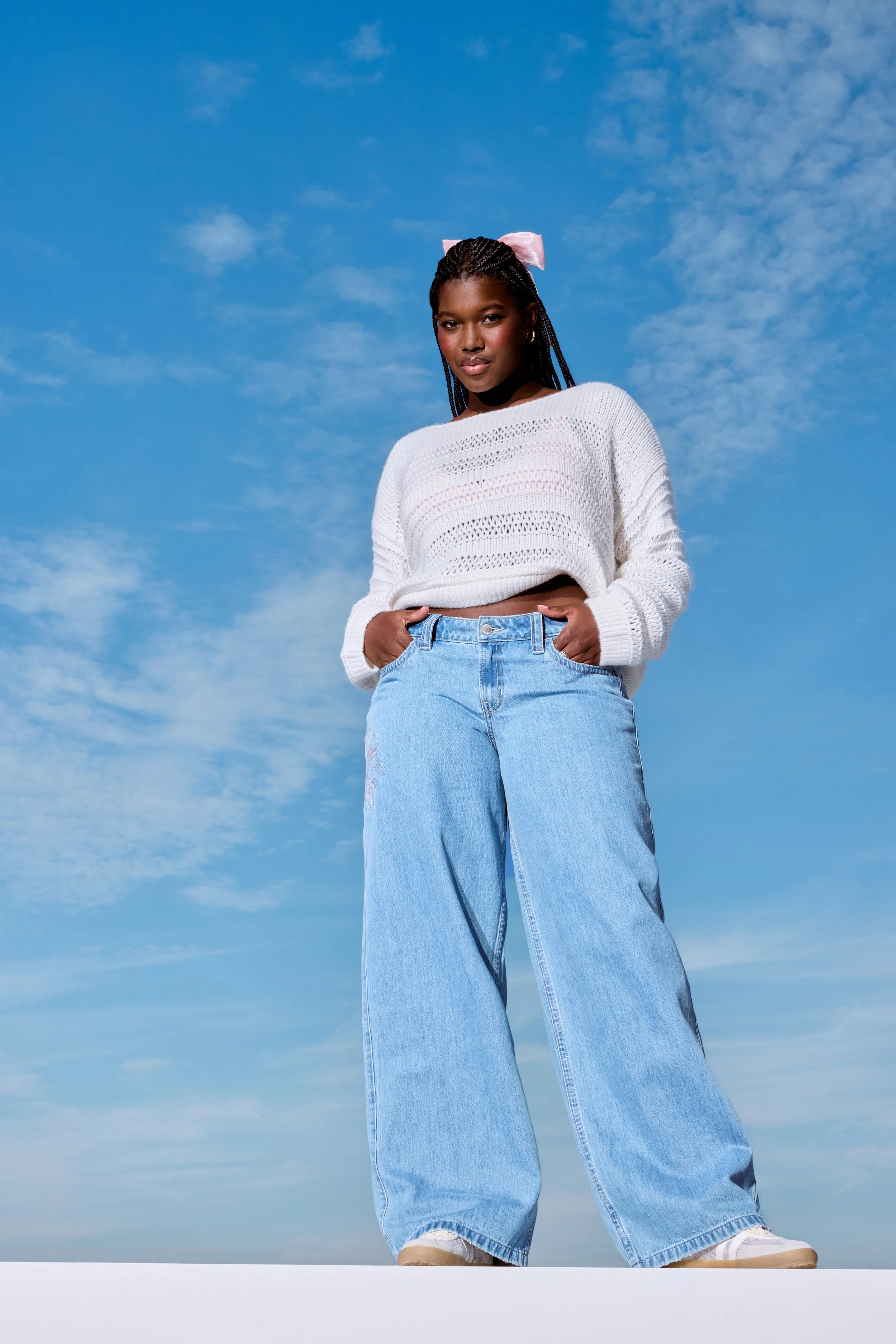 HOLLISTER_2025_SPR1_EDITORIAL_JEANS_OUTFFITTING_BAGGY_WOMENS_D1_LOOK6_3701.jpeg