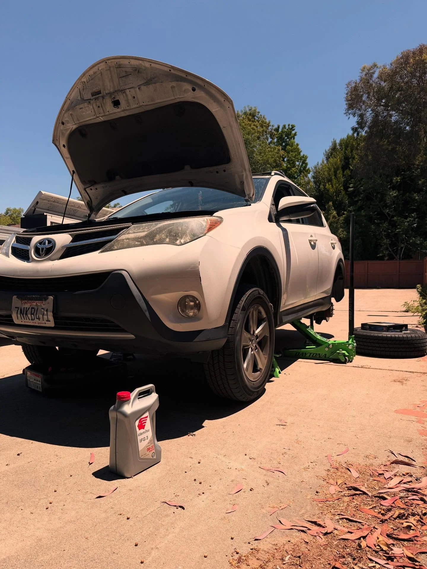 Fresh oil, fresh brakes, fresh vibes.
This 2015 Toyota RAV4 came in for an oil change and rear brake service &mdash; now it&rsquo;s running smoother and stopping sharper than ever. 🛢️🛑
Regular maintenance like this keeps your ride reliable and your