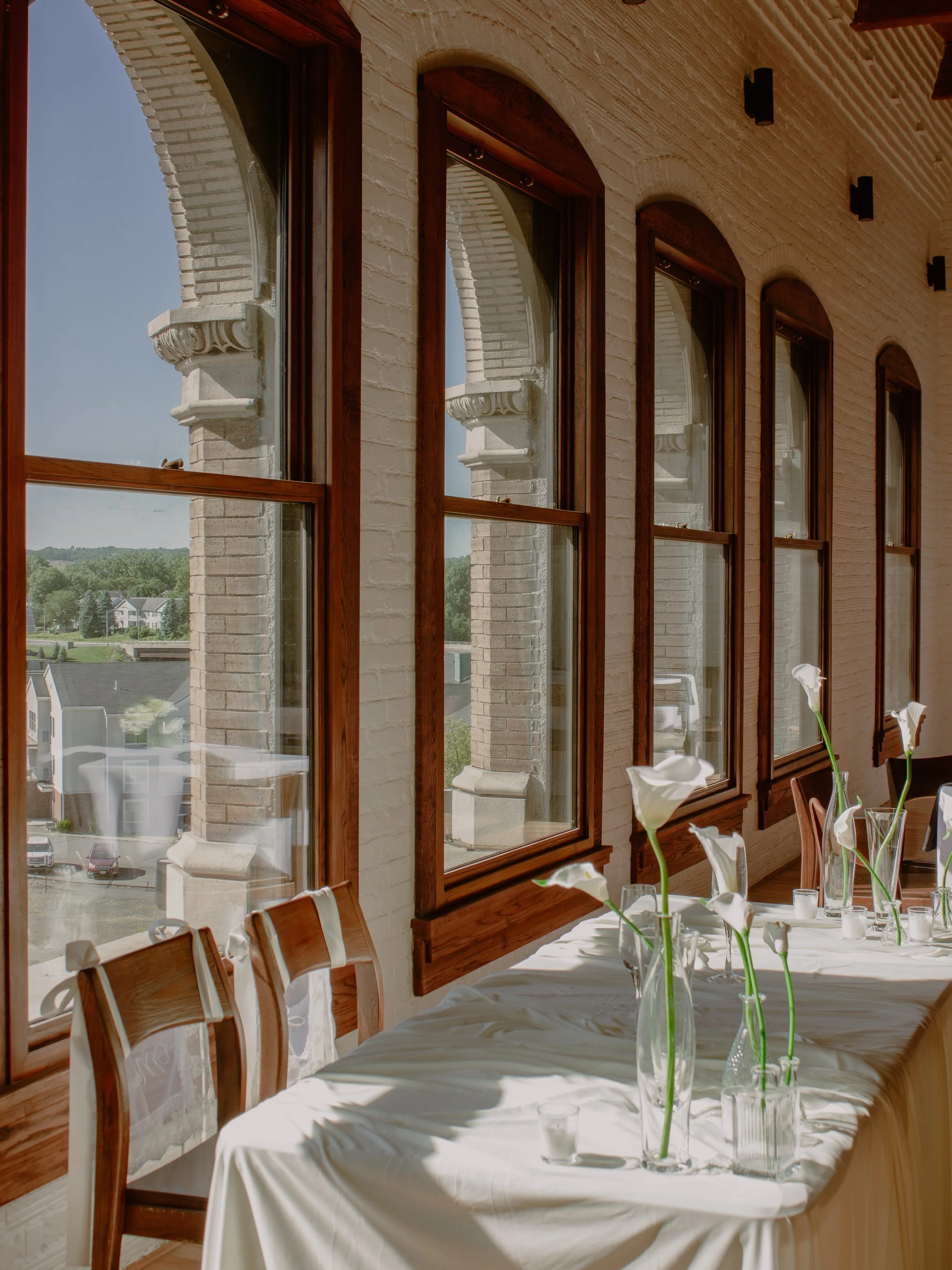 A sweetheart table in golden hour overlooking the Hudson River 🤩🫶 @kayla.hodorowski21 @hodolj44 ❤️

Booking 2026-2028 weddings now 💌 hello@evermorehall.com
&mdash;-
Upstate NY wedding, wedding venue, Capital Region wedding, 2027 weddings