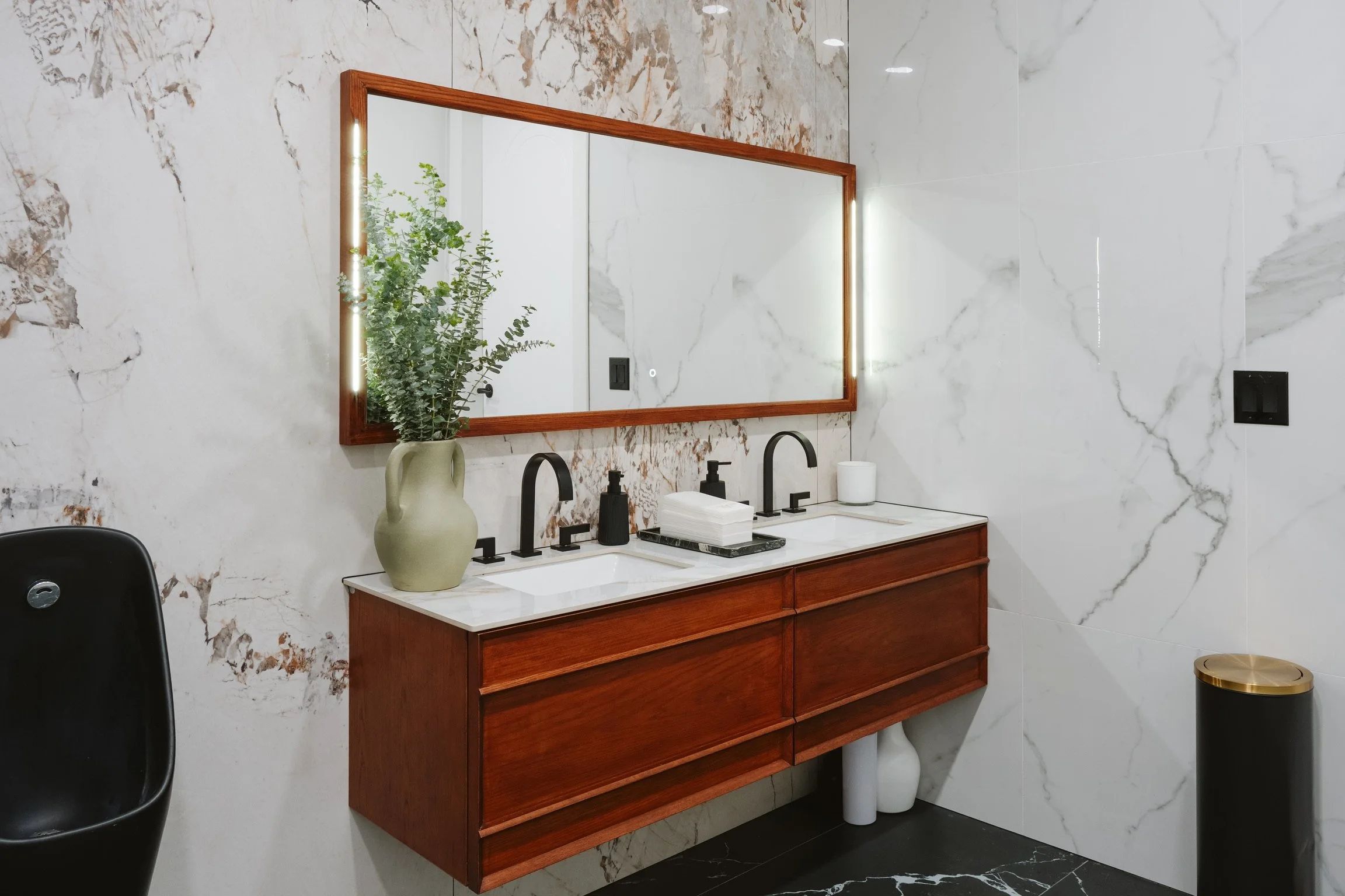 WomensBathroom-@joe.cod_-1.jpg