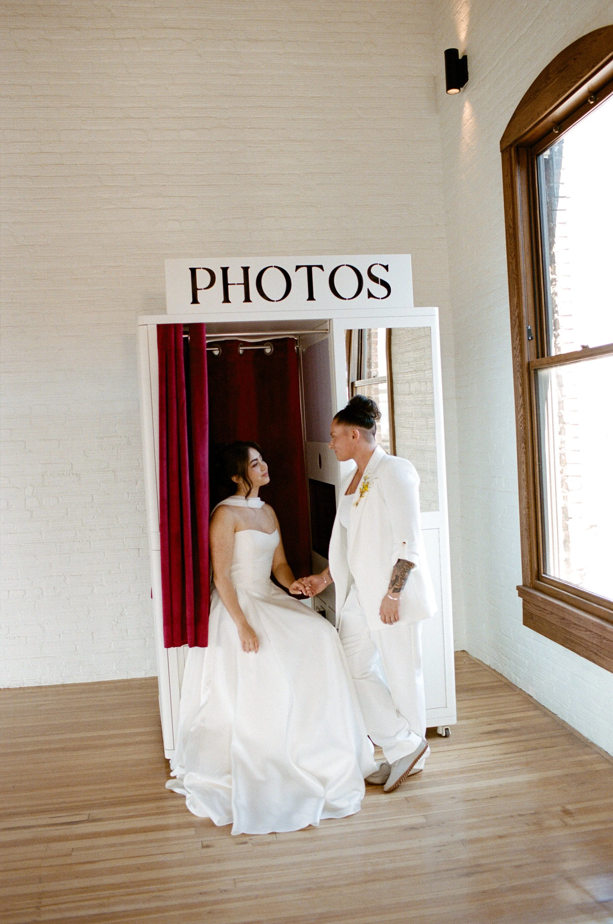 CoupleInPhotoBooth-@hibaeddinephoto-11.jpg