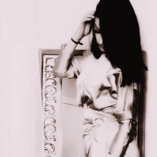 There are women who know how to write.

And then there are women who know how to listen. 🌹

Not just to the words you say, but to the ones that breathe beneath them.

The story behind your inspiration. The wounds that shaped your wisdom. The unspoke