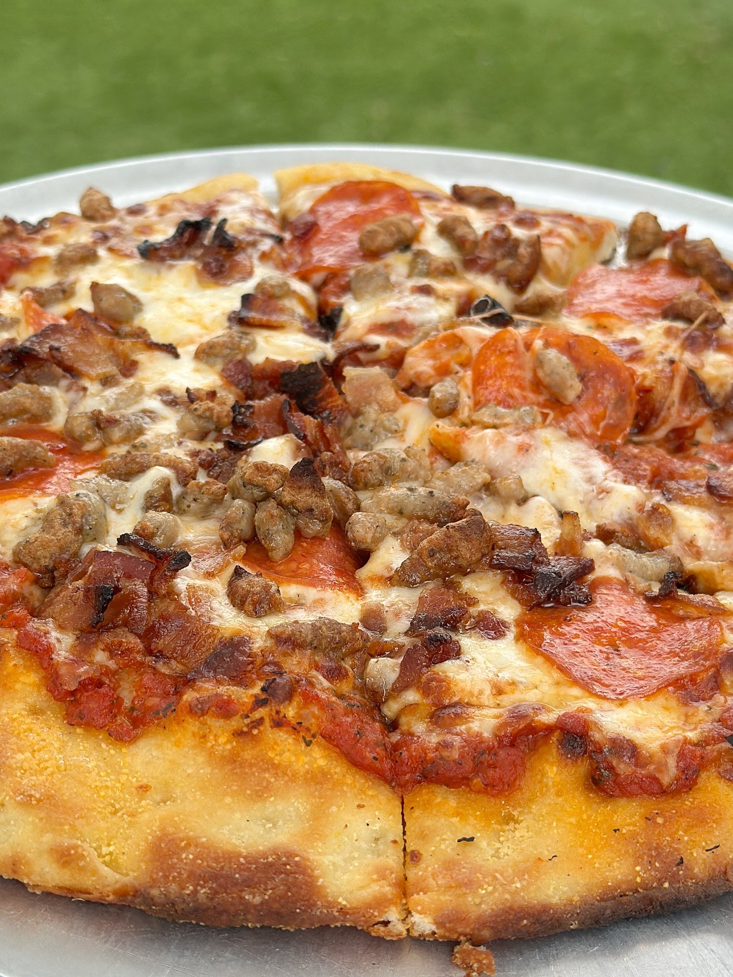 CALLING ALL CARNIVORES: 📢 Have you tried THE MEATEOR? Red sauce and mozzarella, PLUS&hellip; bacon, sausage, AND pepperoni. It&rsquo;s a meat lovers dream and we make it a reality. 🍕

Pair it with the beverages of your choice and you&rsquo;ve got a