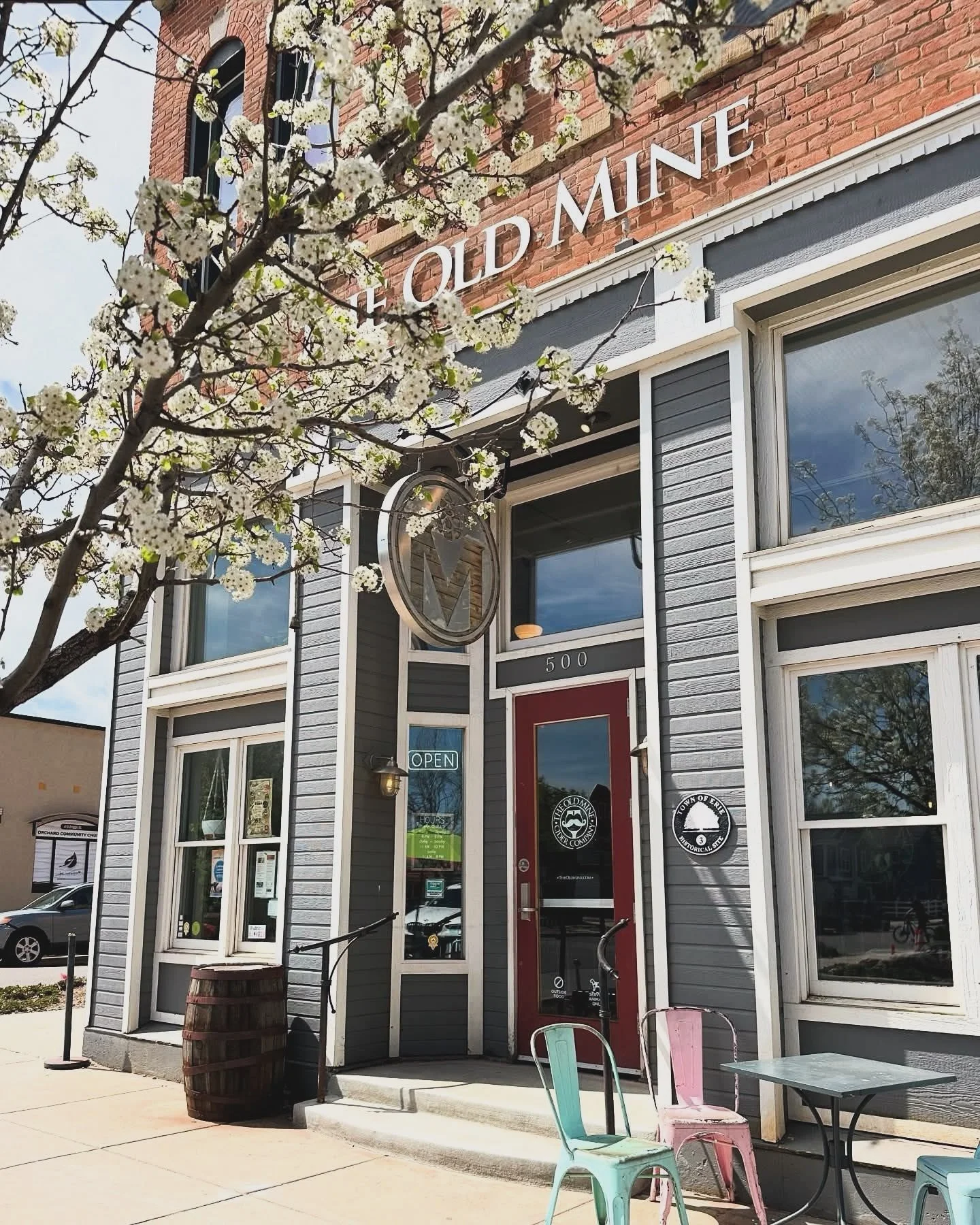 Spring is here! We&rsquo;ve got live music from @dan.harris.music tonight from 6-8pm and tomorrow night we&rsquo;ve got our second monthly Open Mic from 6-8pm! Come enjoy some local music and hand crafted cider! 

Open mic sign up details:
Open to mu