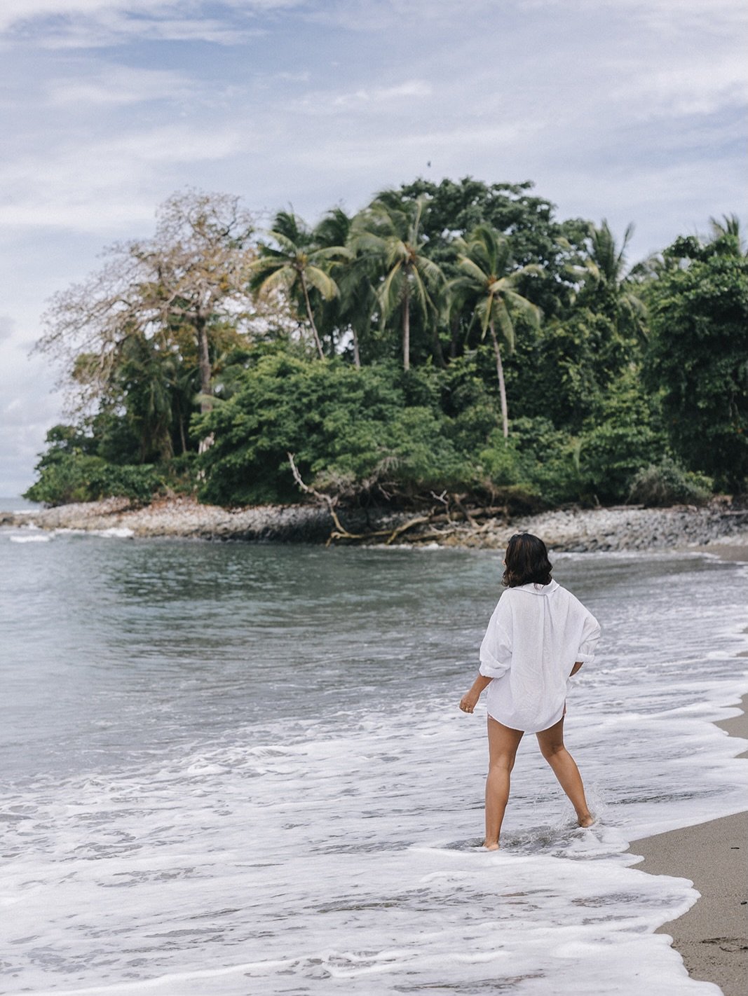 Mi camino ha sido un continuo trascender.
Viv&iacute; encerrada en creencias que me desvalorizaban y apagaban mi luz.

Despu&eacute;s de un proceso de apertura y amor, de recordar y descubrir qui&eacute;n soy,
he ido floreciendo y abrazando a la muje